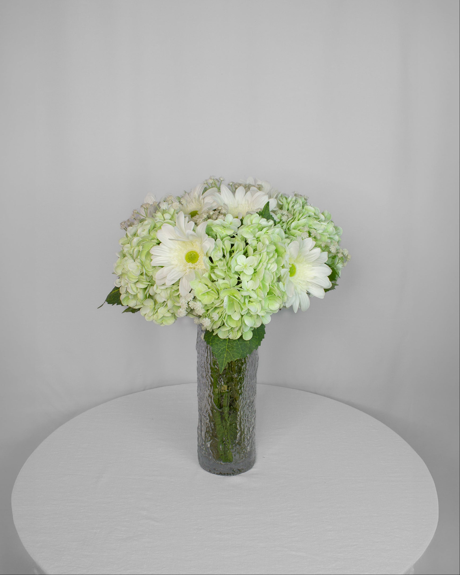 Daisy Cloud håndlavet kunstig blomsterbuket i glasvase – luftigt grøn-hvidt udtryk