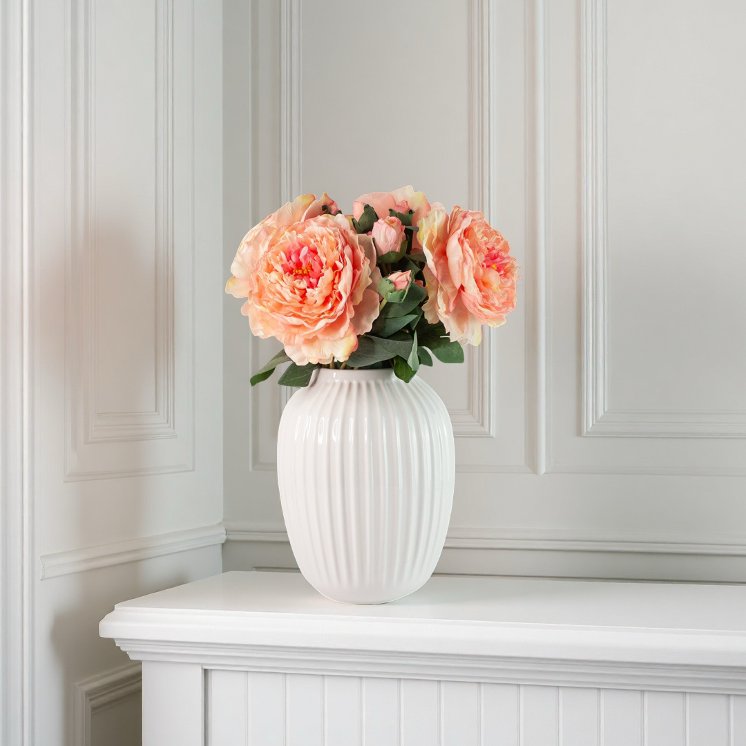 Peachy Bliss buket i hvid vase på konsolbord – naturtro kunstige pæoner
