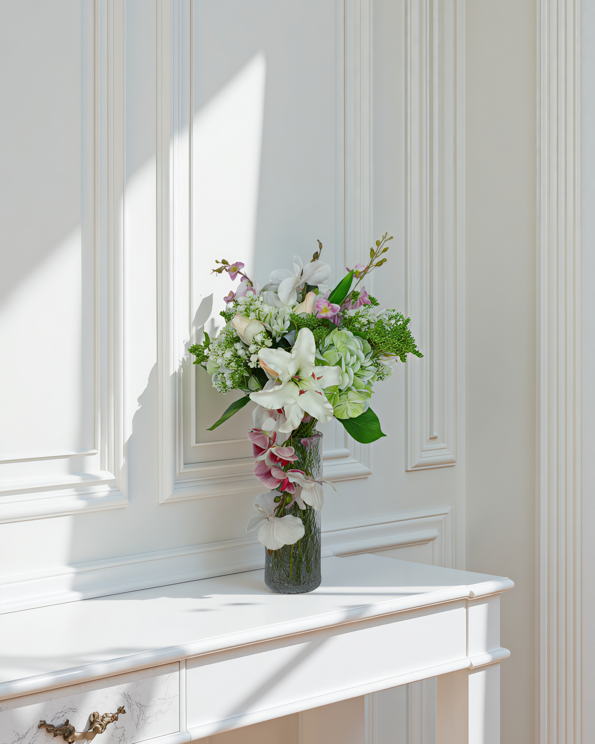 Lily Majesty naturtro kunstig buket med liljer, orkidéer, lysegrøn hortensia og champagneroser i glasvase