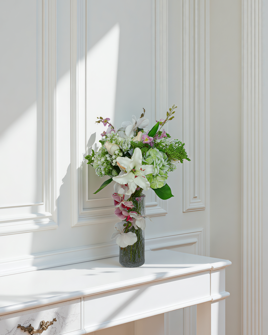 Lily Majesty naturtro kunstig buket med liljer, orkidéer, lysegrøn hortensia og champagneroser i glasvase