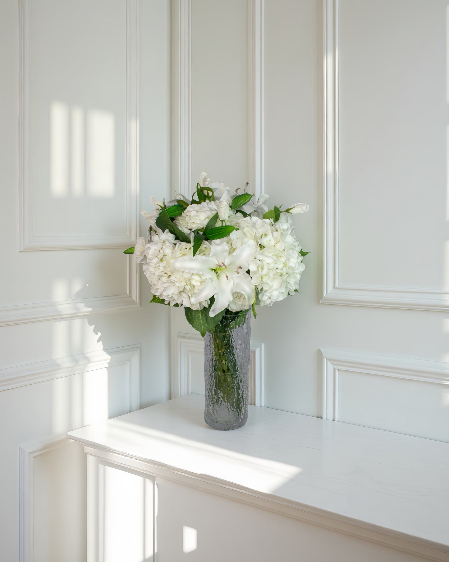 Lily Cloud naturtro kunstig buket i hvid med liljer, hortensia og sprayroser i glasvase