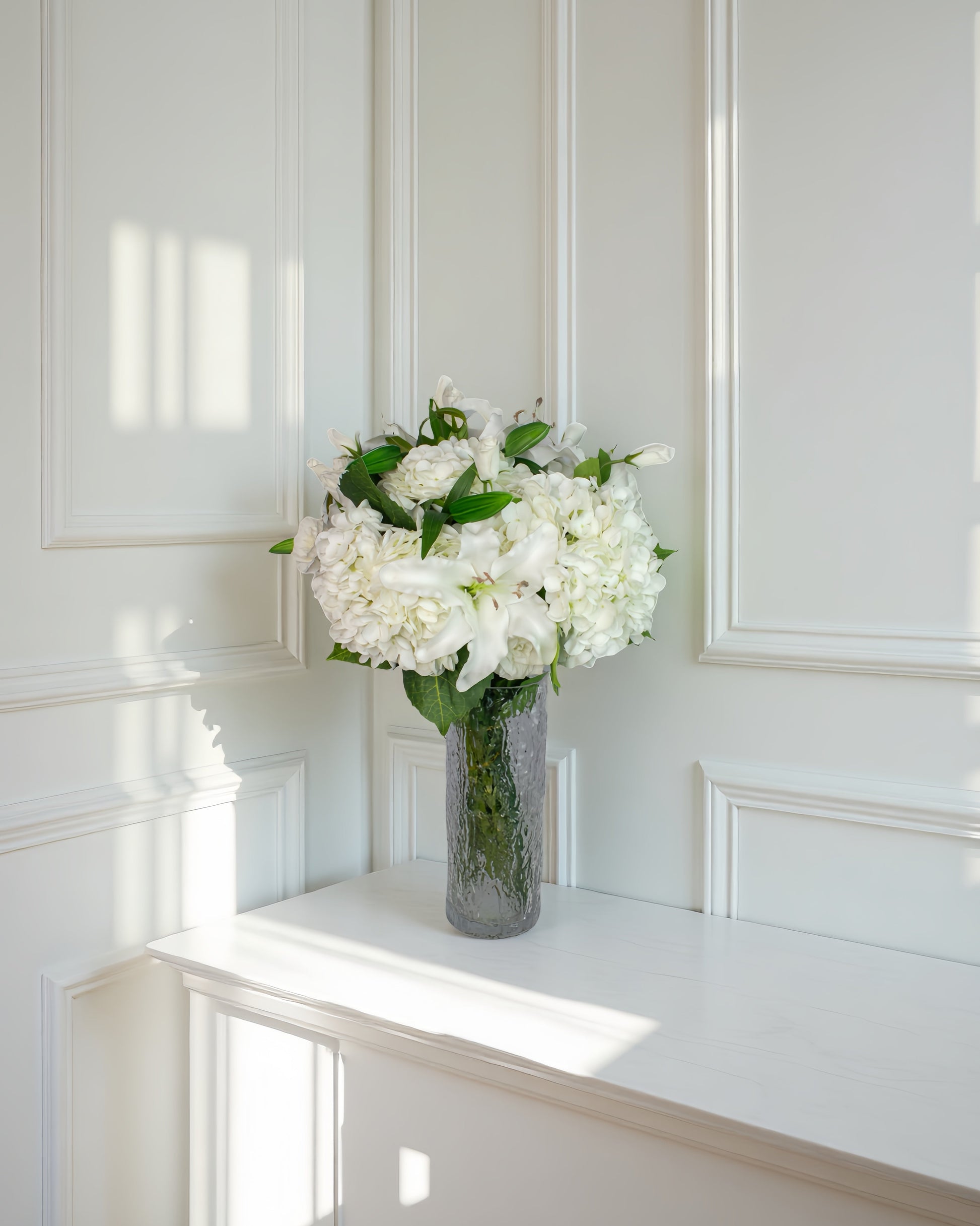 Lily Cloud naturtro kunstig buket i hvid med liljer, hortensia og sprayroser i glasvase