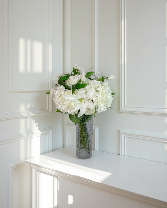 Lily Cloud naturtro kunstig buket i hvid med liljer, hortensia og sprayroser i glasvase