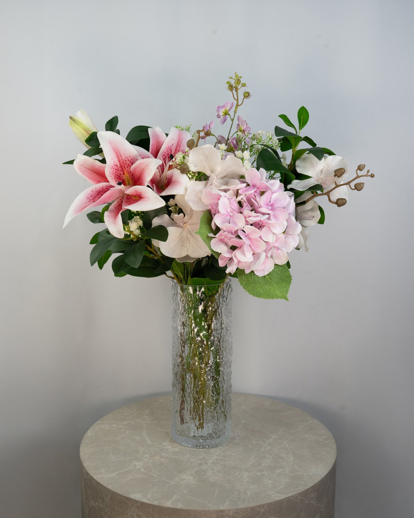 Lily Reverie håndlavet kunstig buket med lyserød hortensia, kirsebærblomst og hvid brudeslør – romantisk udtryk