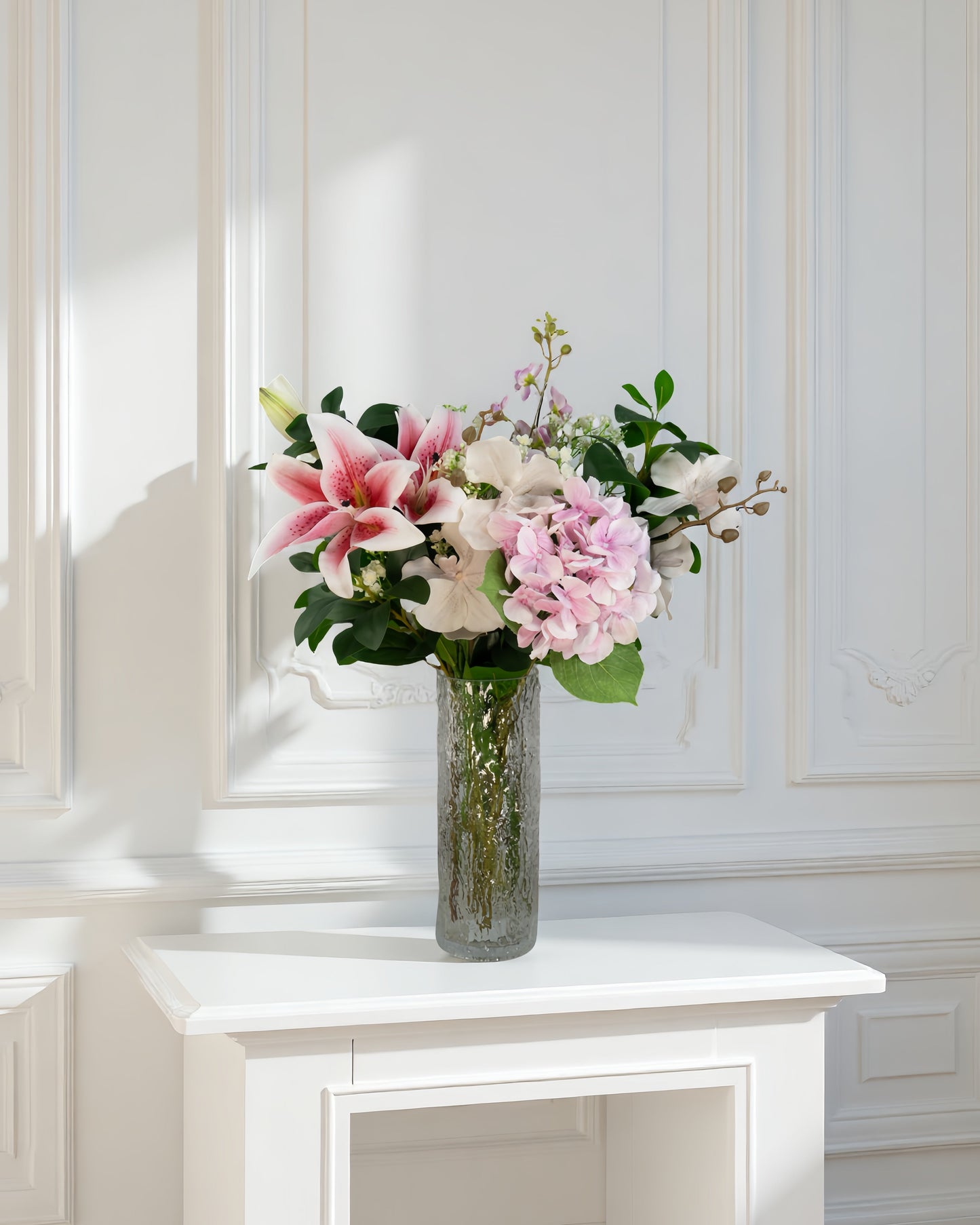 Lily Reverie naturtro kunstig buket i rosa og hvid med lilje, hortensia og orkidé i glasvase