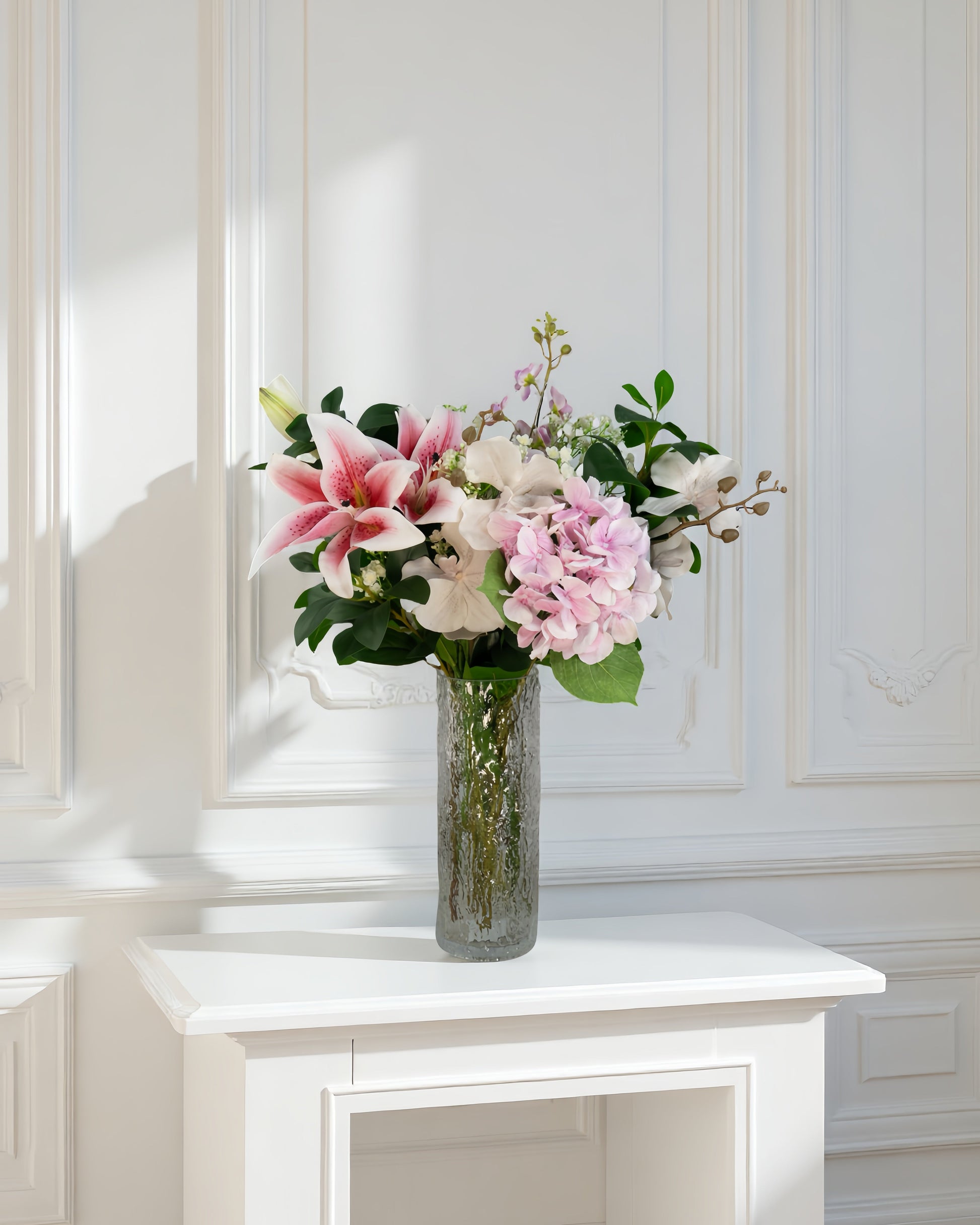 Lily Reverie naturtro kunstig buket i rosa og hvid med lilje, hortensia og orkidé i glasvase
