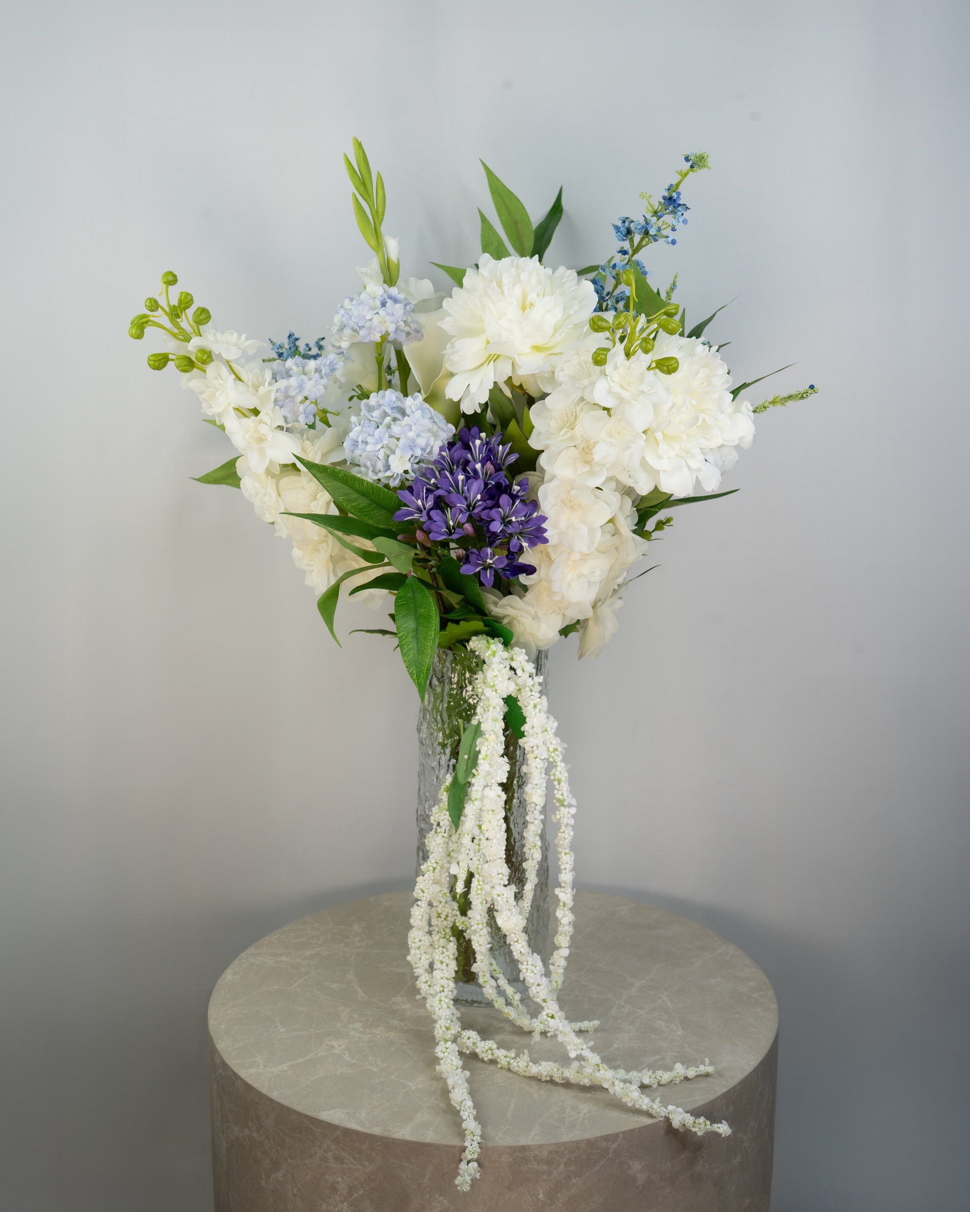 Midnight Cascade håndlavet kunstig buket med pæoner, hortensia, calla og eukalyptus – cascade-look