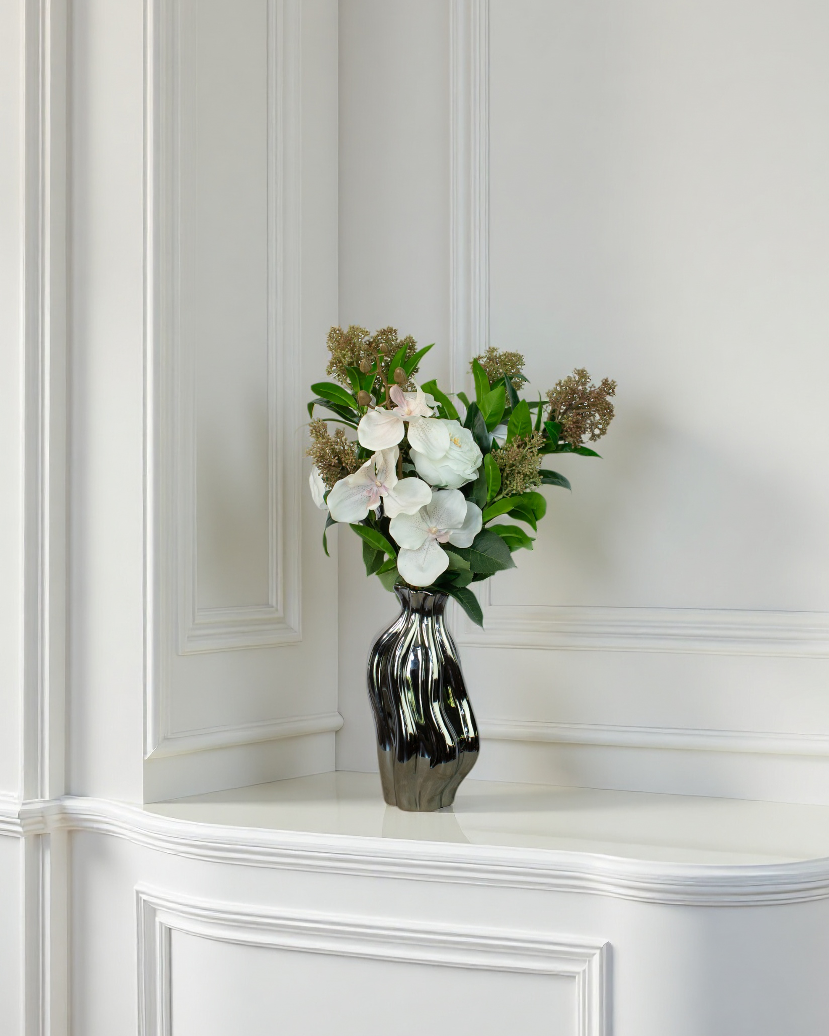 Mocha Bloom naturtro kunstig buket med engelske haveroser, phalaenopsis-orkidé og skimmia-bærgrene i glasvase