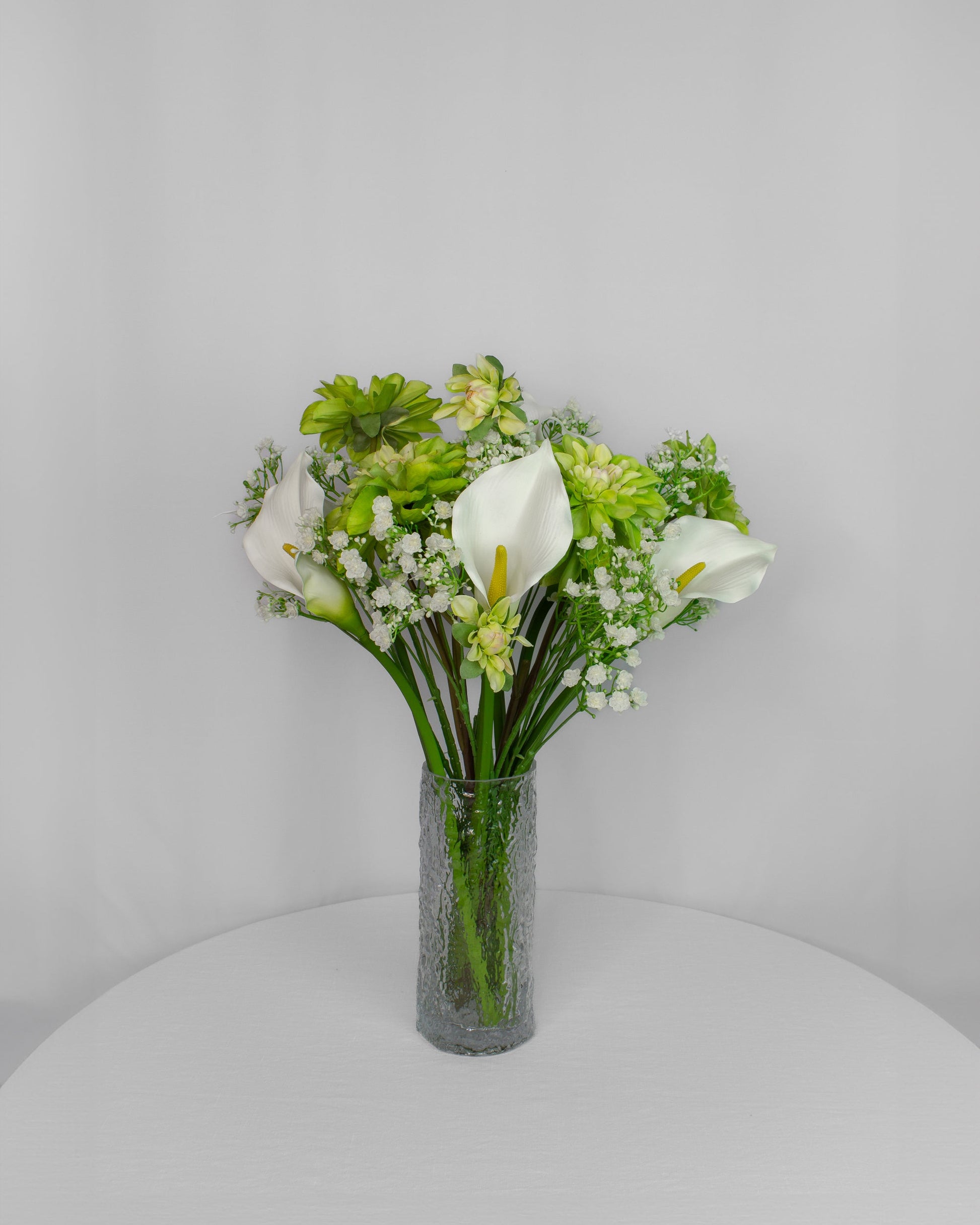 Nordic Calla naturtro kunstig buket med hvide calla-liljer, brudeslør og grønne dahlia-kviste i glasvase