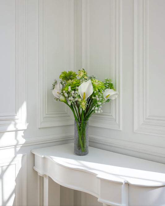 Nordic Calla i slank vase – minimalistisk, nordisk udtryk i hvid og grøn