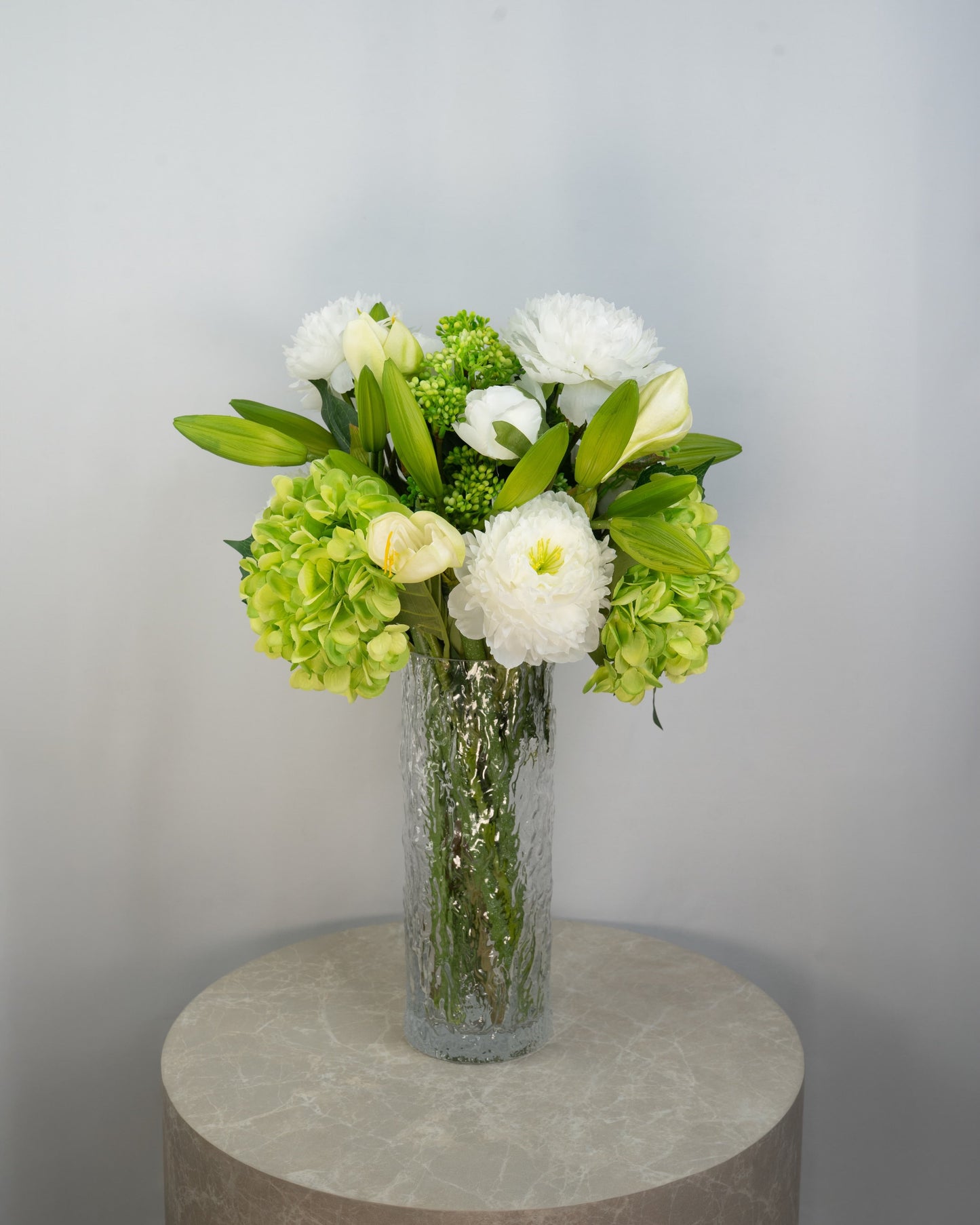 Nordic Meadow naturtro kunstig buket med limegrøn hortensia, amaryllis, hvide pæoner og hyldebærgrene i glasvase