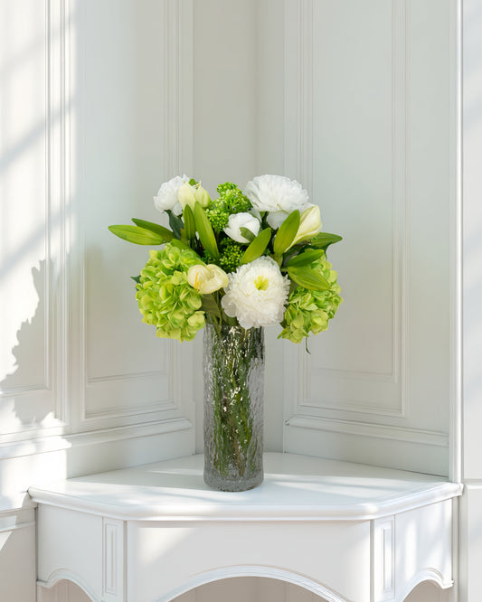 Nordic Meadow på bord i hjemmet – nordisk, grøn og hvid kunstig buket