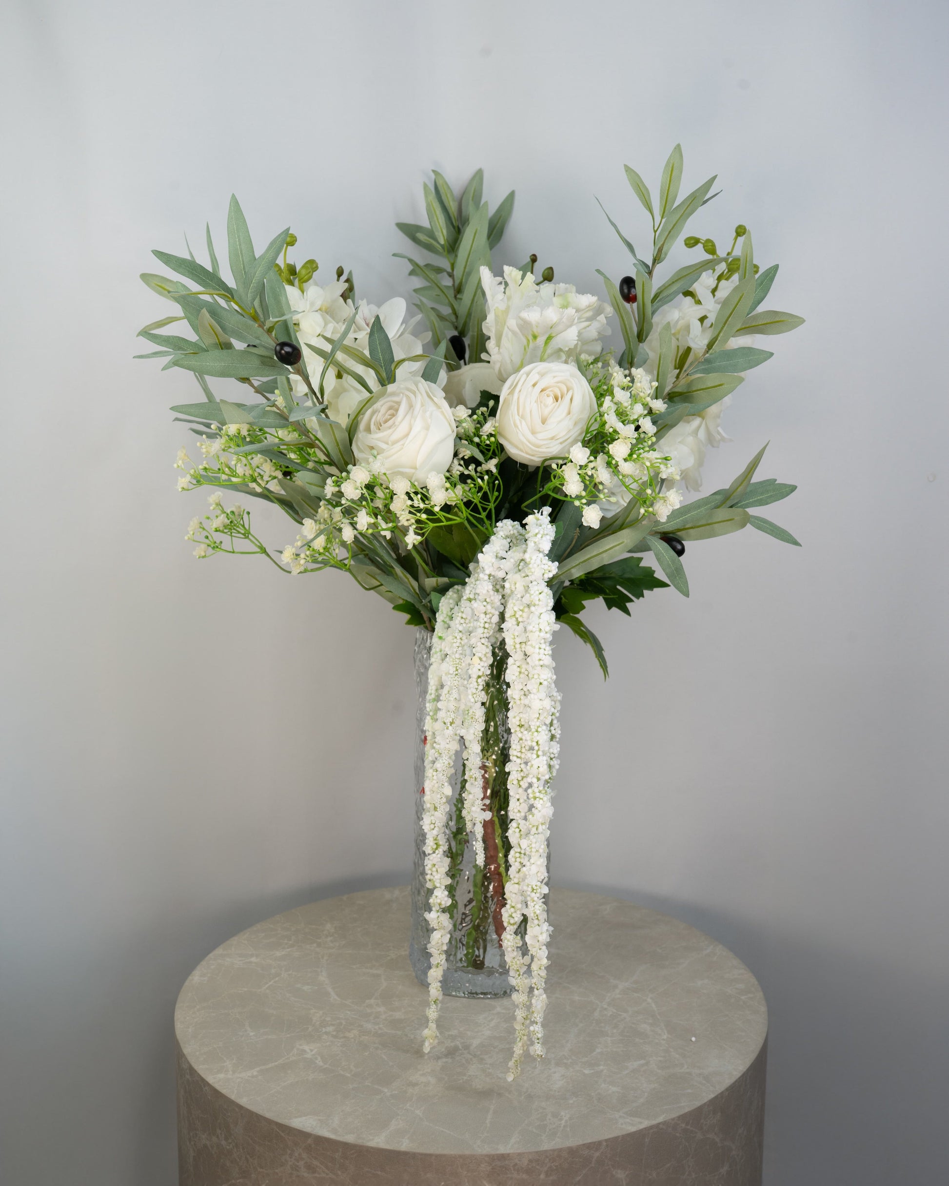 Olive Snowfall håndlavet kunstig buket i grønne og hvide nuancer med orkidé og brudeslør