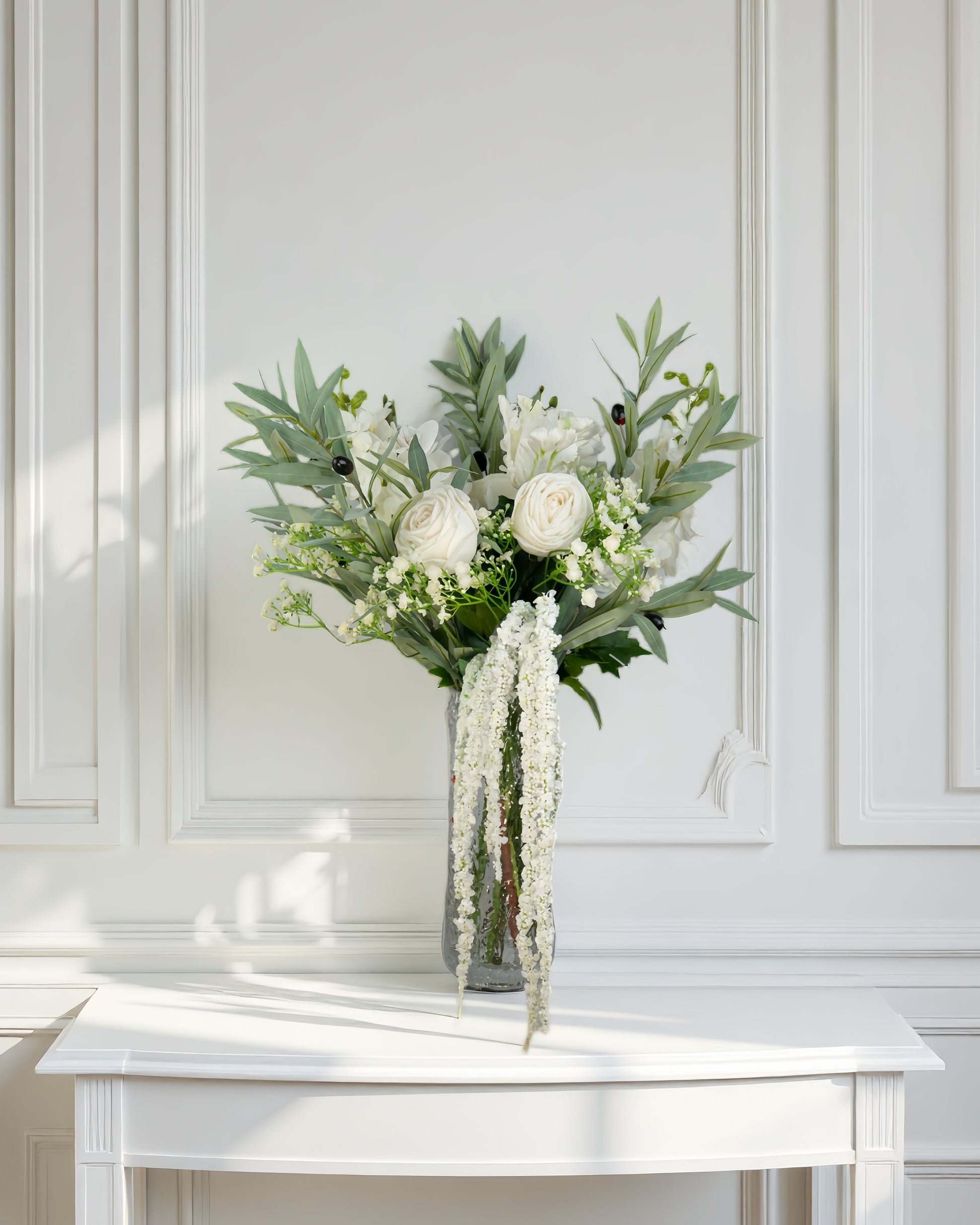 Olive Snowfall naturtro kunstig buket med olivengrene, hvide roser og hængende amaranthus i glasvase