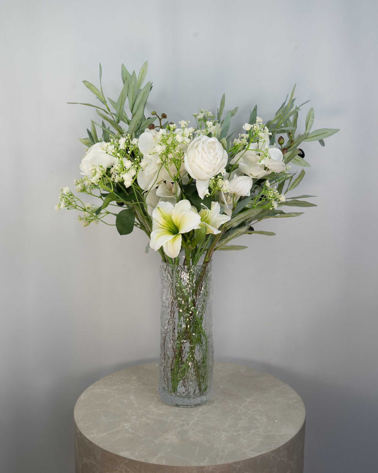 Olive Whisper naturtro kunstig buket i hvid og grøn med olivengrene, hvide roser og orkidé i glasvase