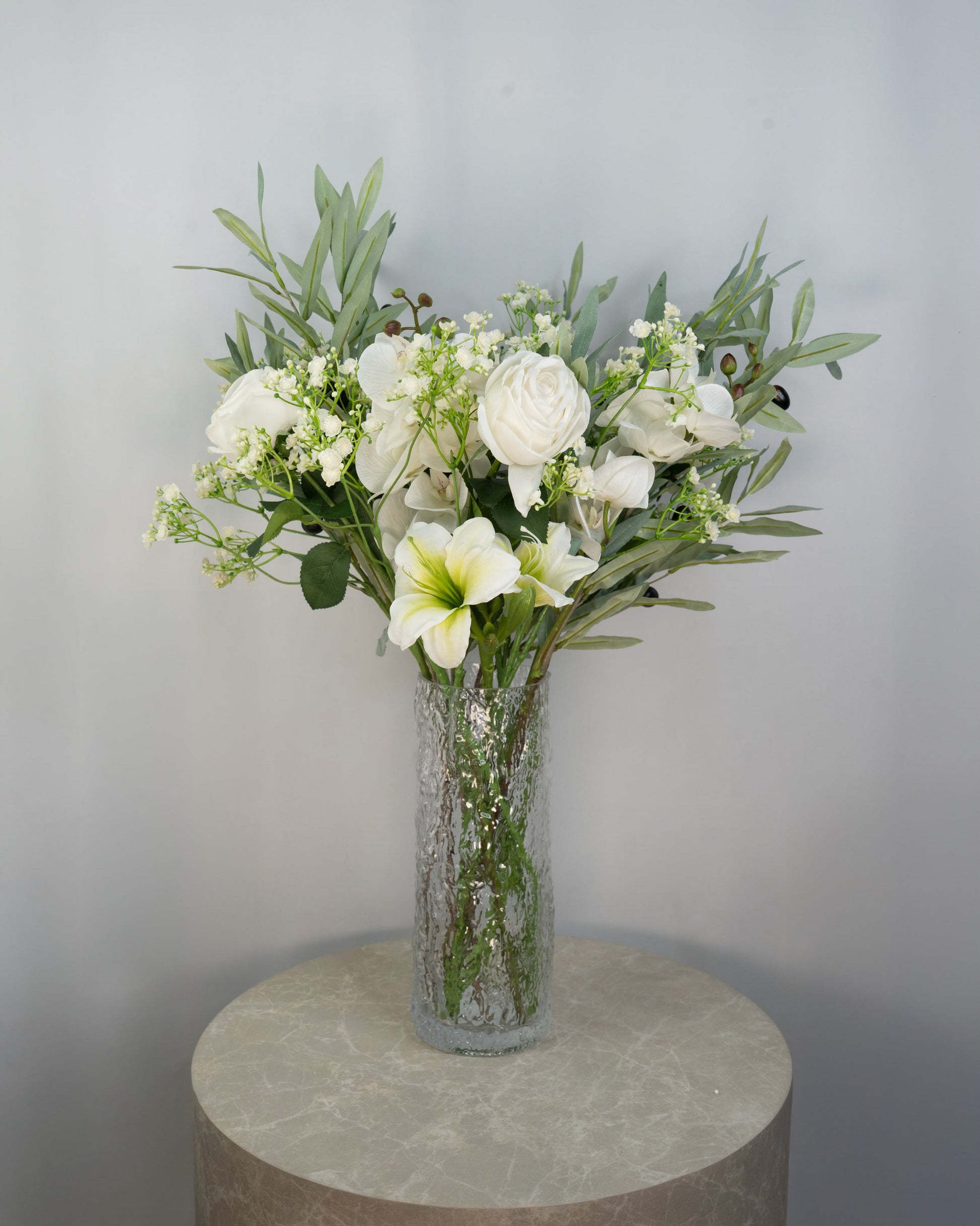 Olive Whisper naturtro kunstig buket i hvid og grøn med olivengrene, hvide roser og orkidé i glasvase