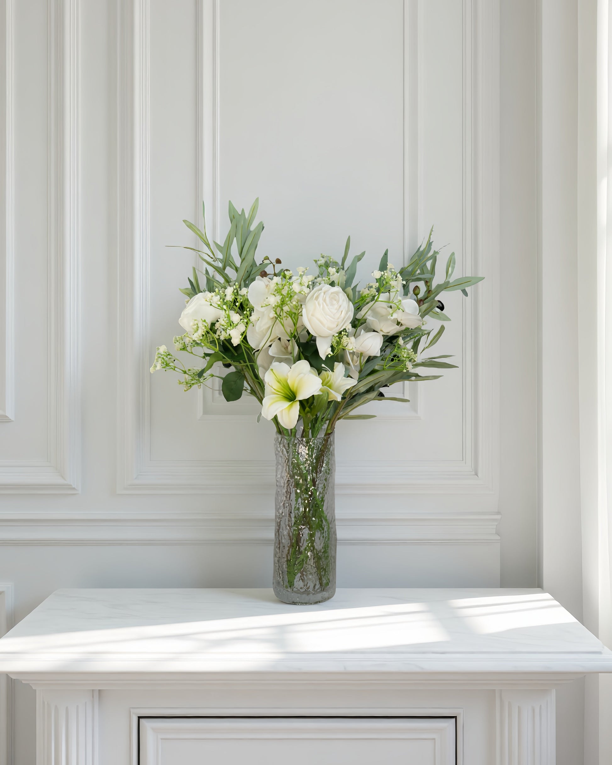 Olive Whisper naturtro kunstig buket i grønne og hvide toner med roser, orkidé og olivengrene i glasvase