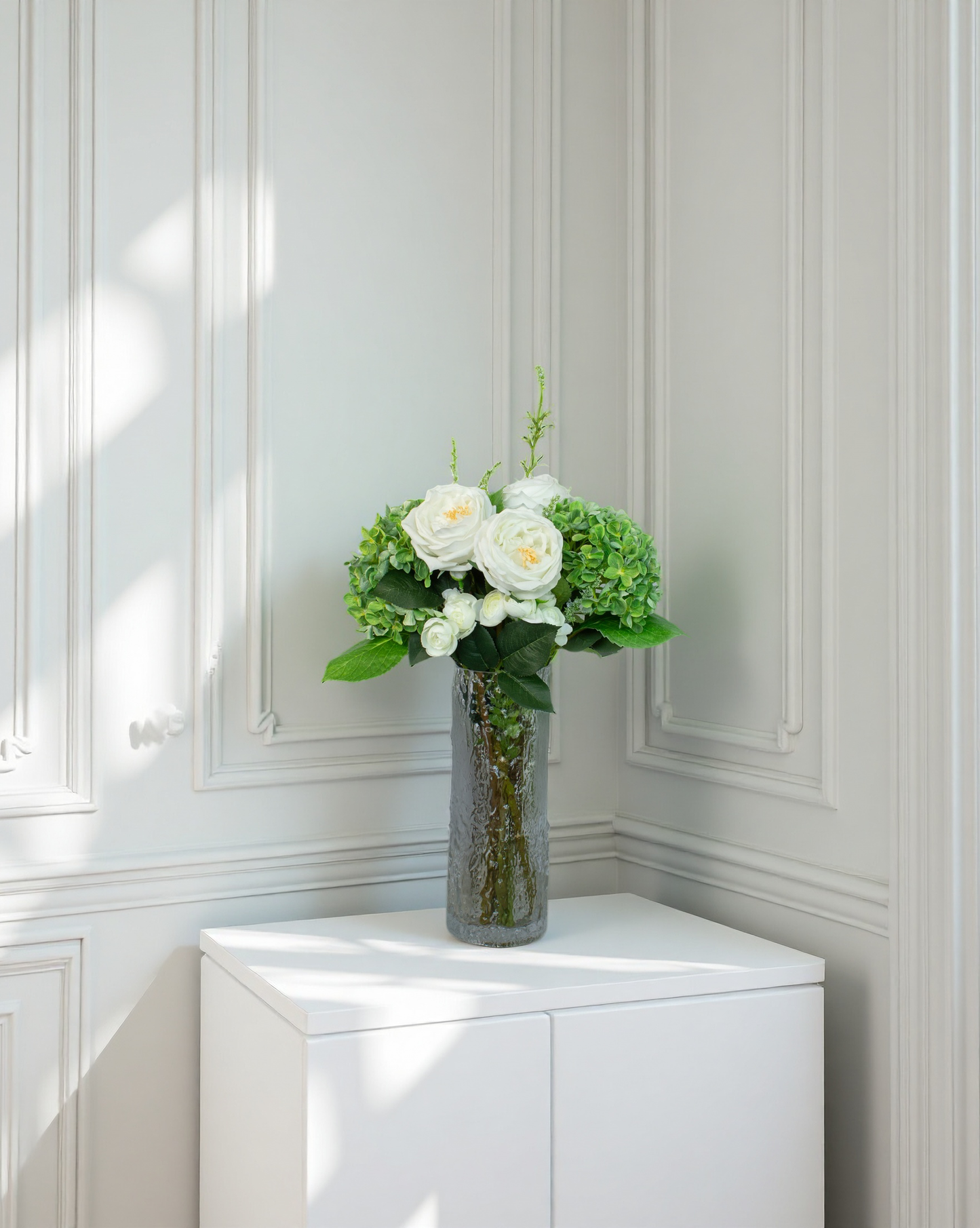 Pearl Garden naturtro kunstig buket med grøn hortensia, engelske haveroser, mini ranunkler og hvid salvieblomst i glasvase