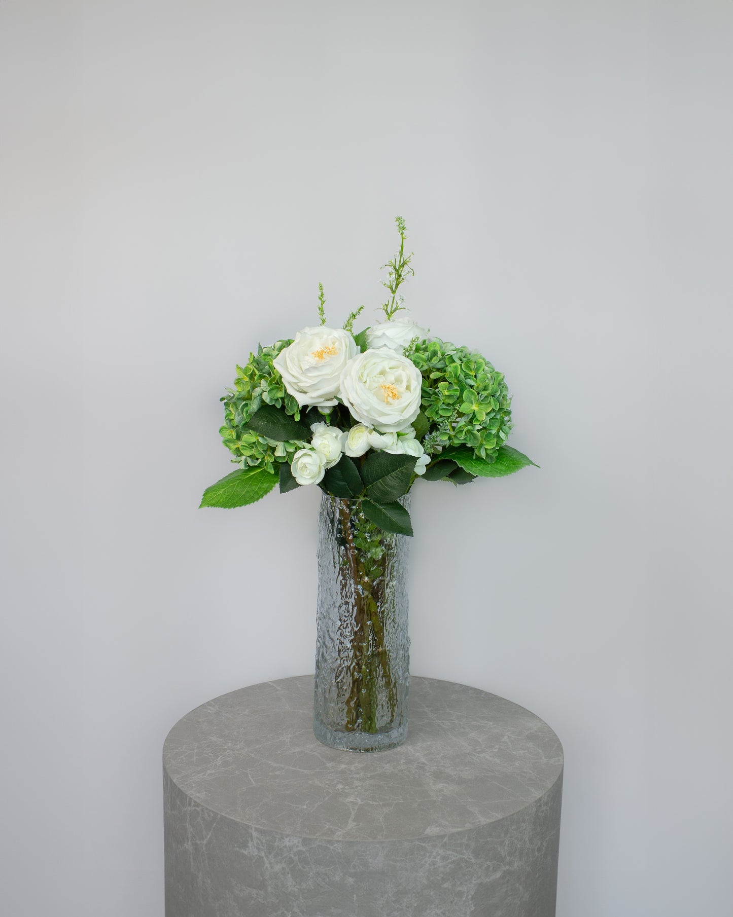 Håndlavet kunstig buket i grønne og hvide nuancer med hortensia, haveroser, ranunkler og salvieblomst