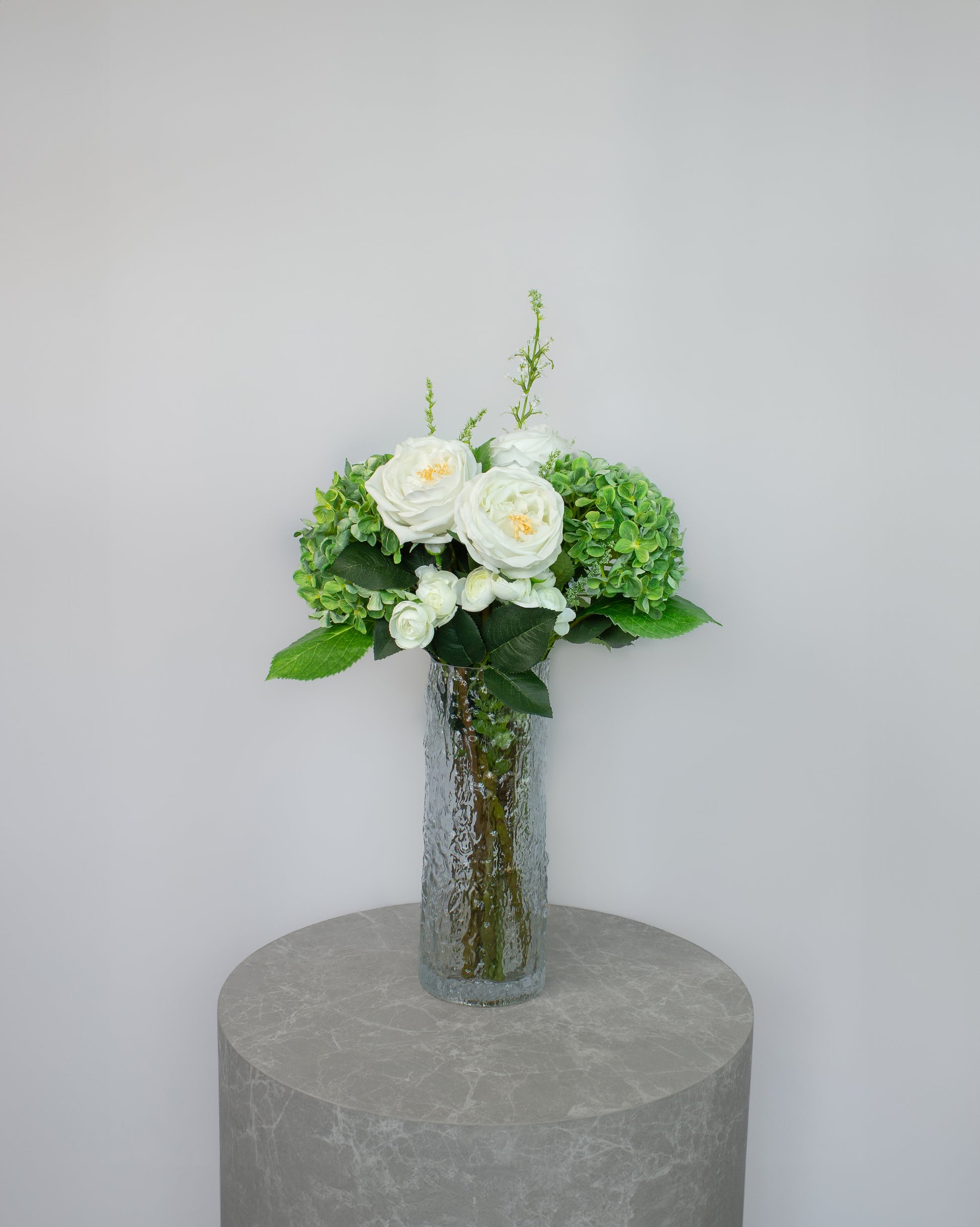 Håndlavet kunstig buket i grønne og hvide nuancer med hortensia, haveroser, ranunkler og salvieblomst