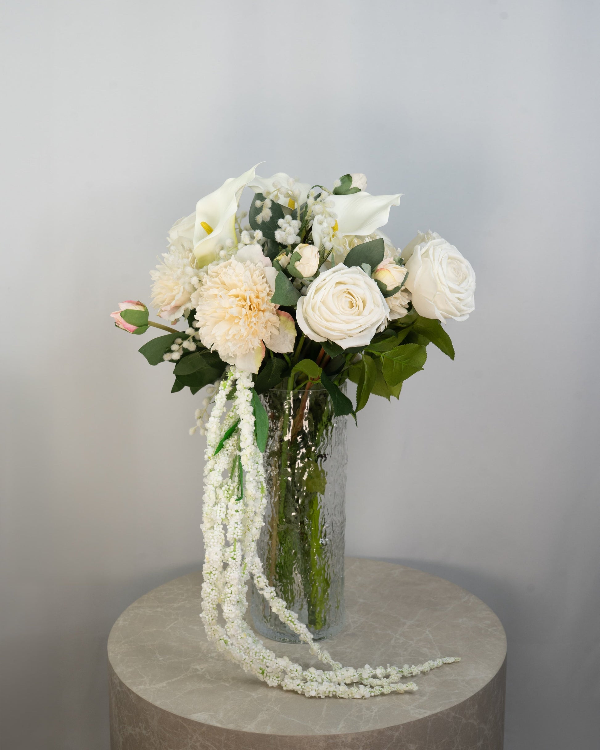Pearl Veil naturtro kunstig buket i hvide og creme nuancer med roser, calla liljer, pæon og hængende hvid amaranthus i glasvase