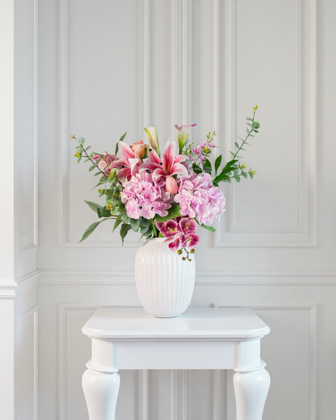 Pink Symphony – naturtro kunstig buket i rosa/pink nuancer med hortensia, liljer, calla & orkidéer