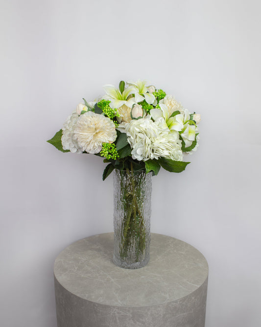 Pure Harmony – naturtro kunstig buket i hvid/grøn med hortensia, liljer og pæoner i glasvase