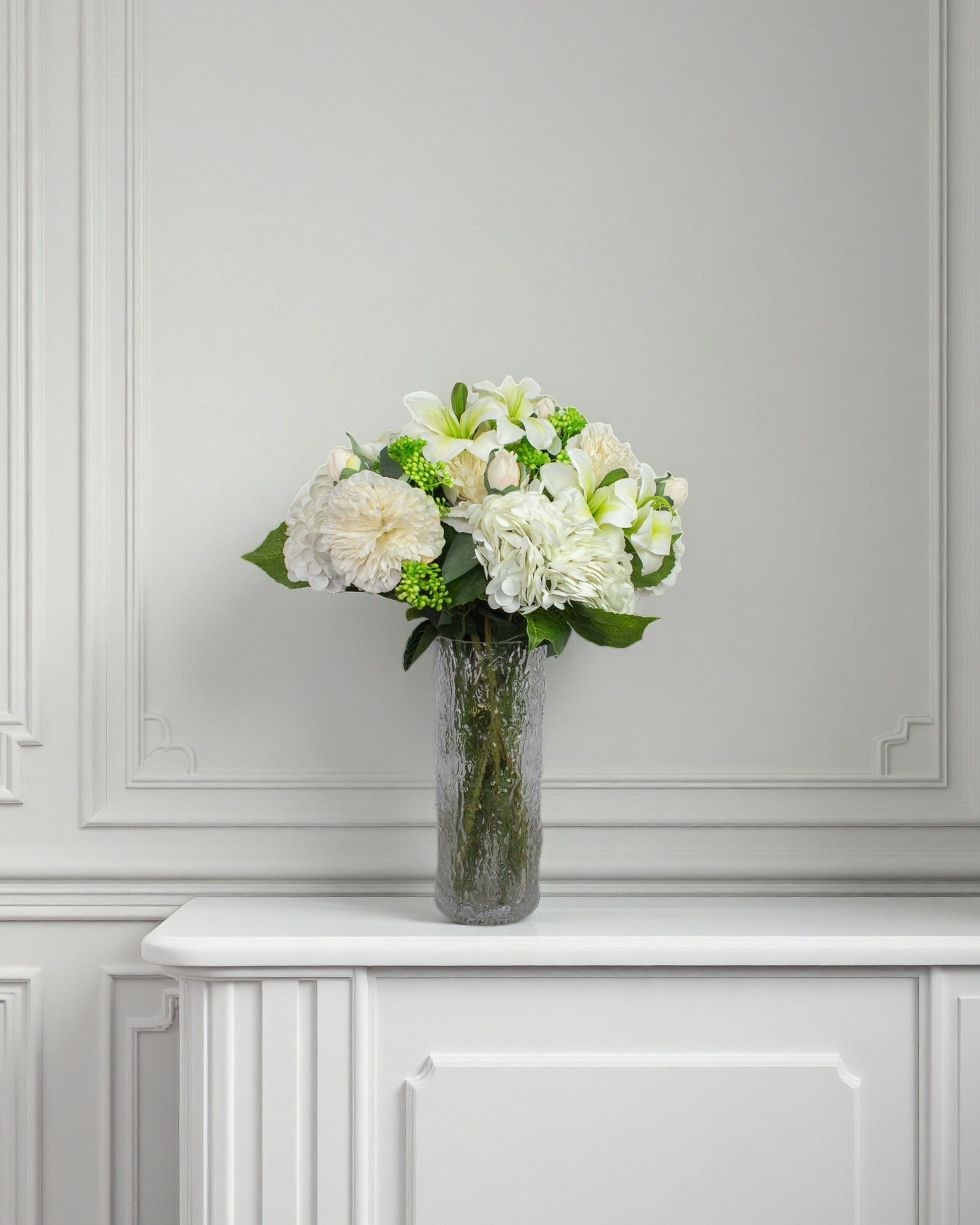 Pure Harmony – naturtro kunstig buket i hvid/grøn med hortensia, liljer og pæoner i glasvase