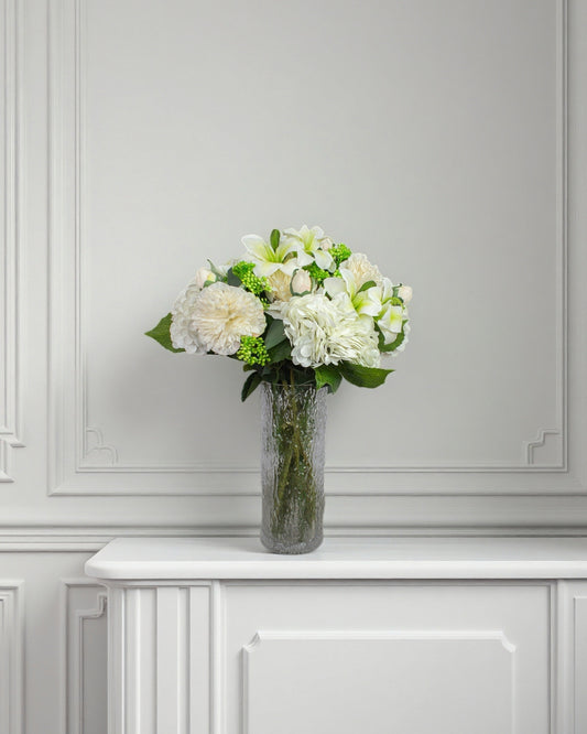Pure Harmony – naturtro kunstig buket i hvid/grøn med hortensia, liljer og pæoner i glasvase