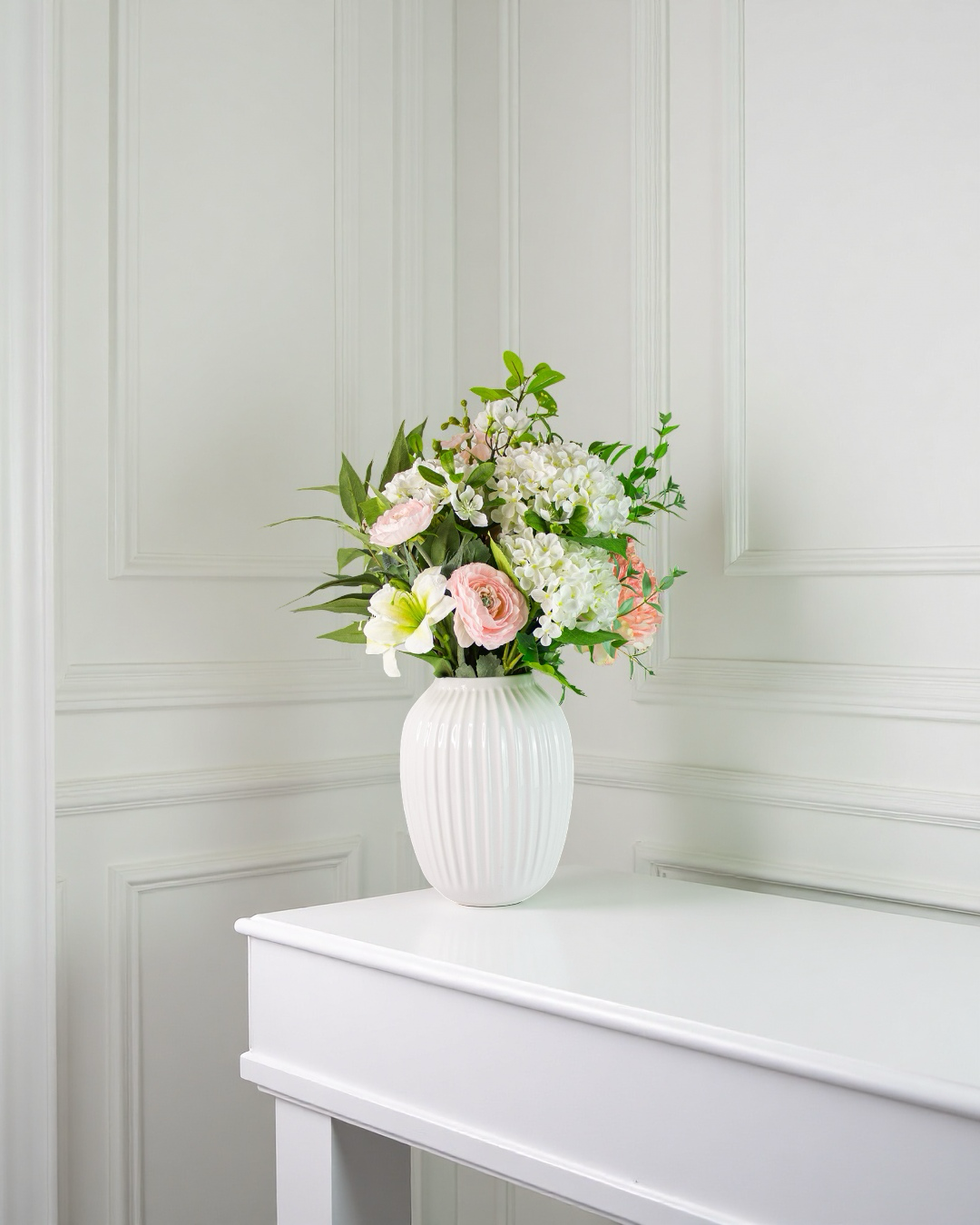 Romantic Garden – kunstig blomsterbuket stylet i lys indretning