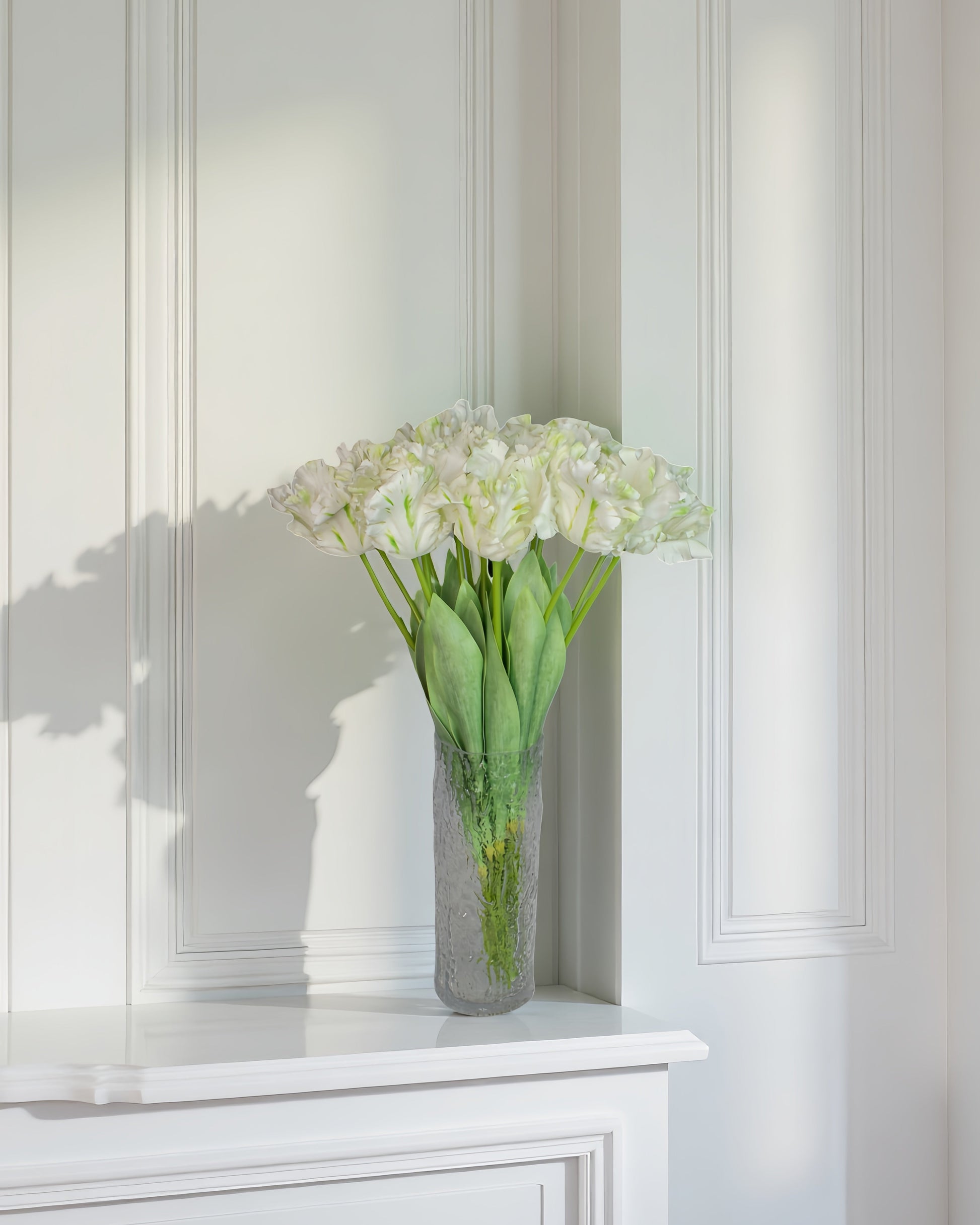Ruffle Tulips i høj vase – minimalistisk, nordisk udtryk med hvide tulipaner