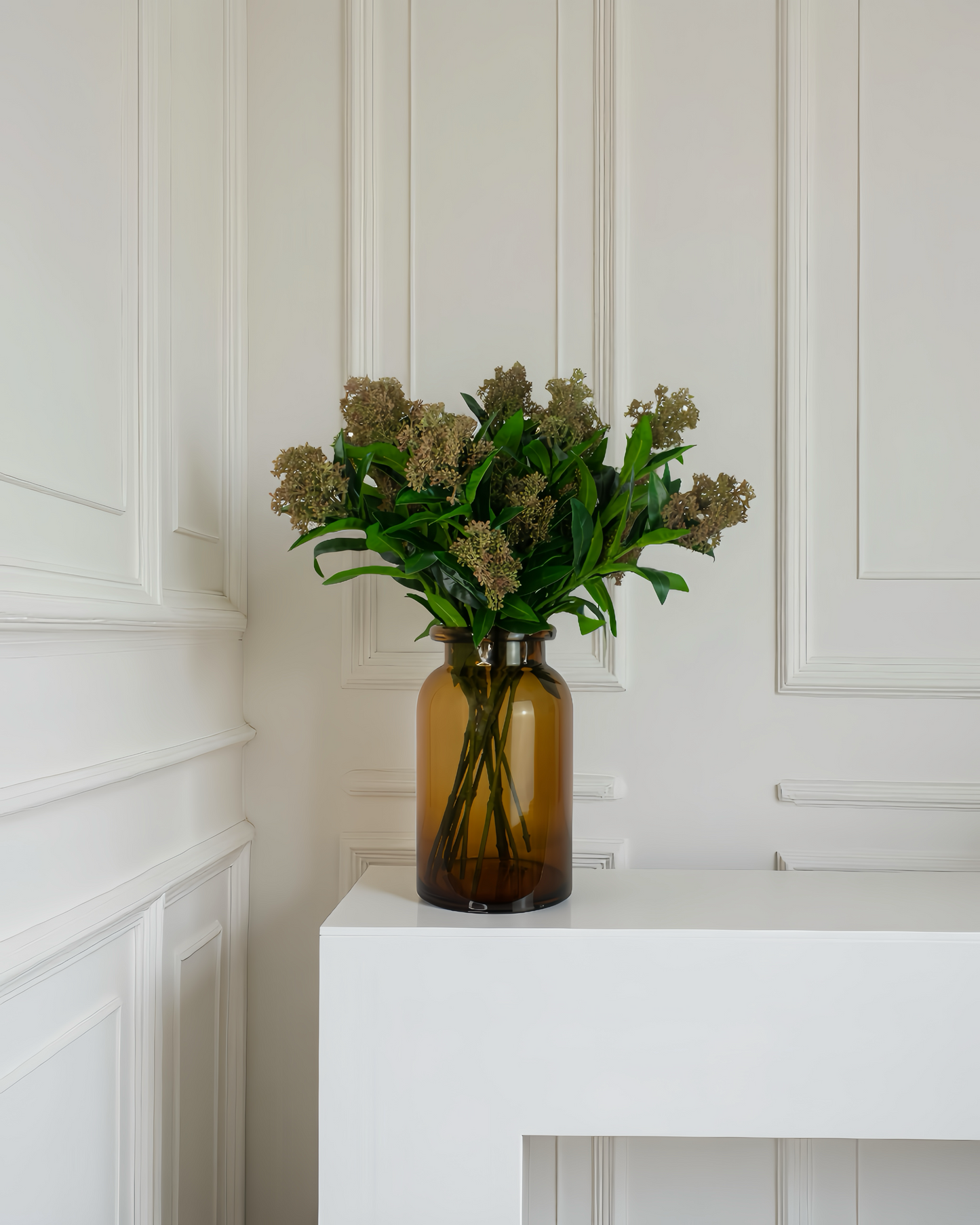 skimmia bærgrene – naturtro kunstig buket i grønne nuancer