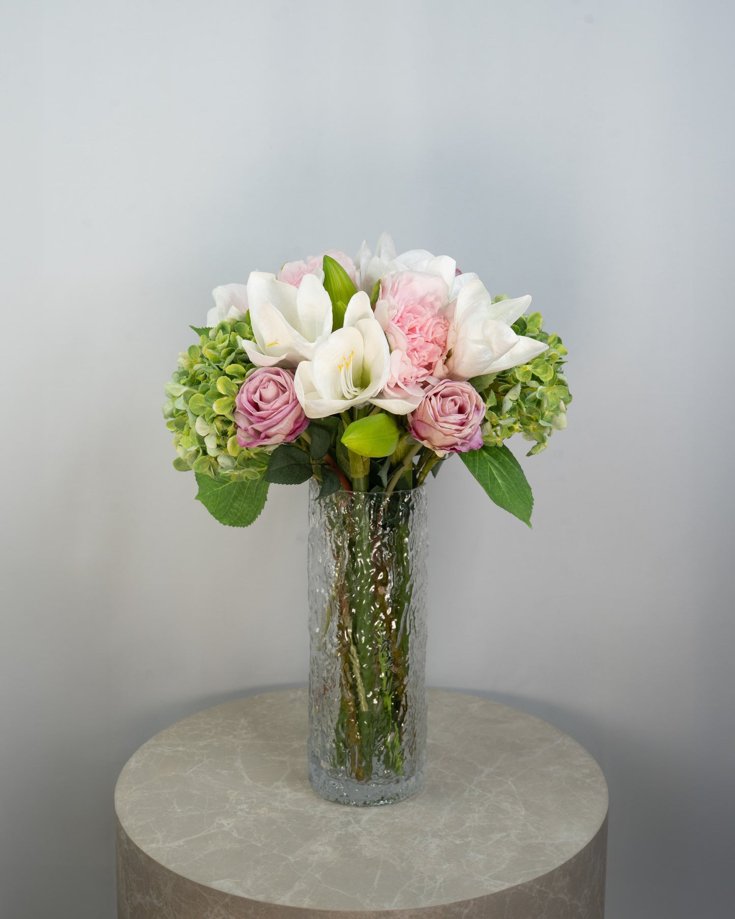 Spring Blush naturtro kunstig buket med grøn hortensia, lyserøde pæoner, roser og amaryllis i glasvase
