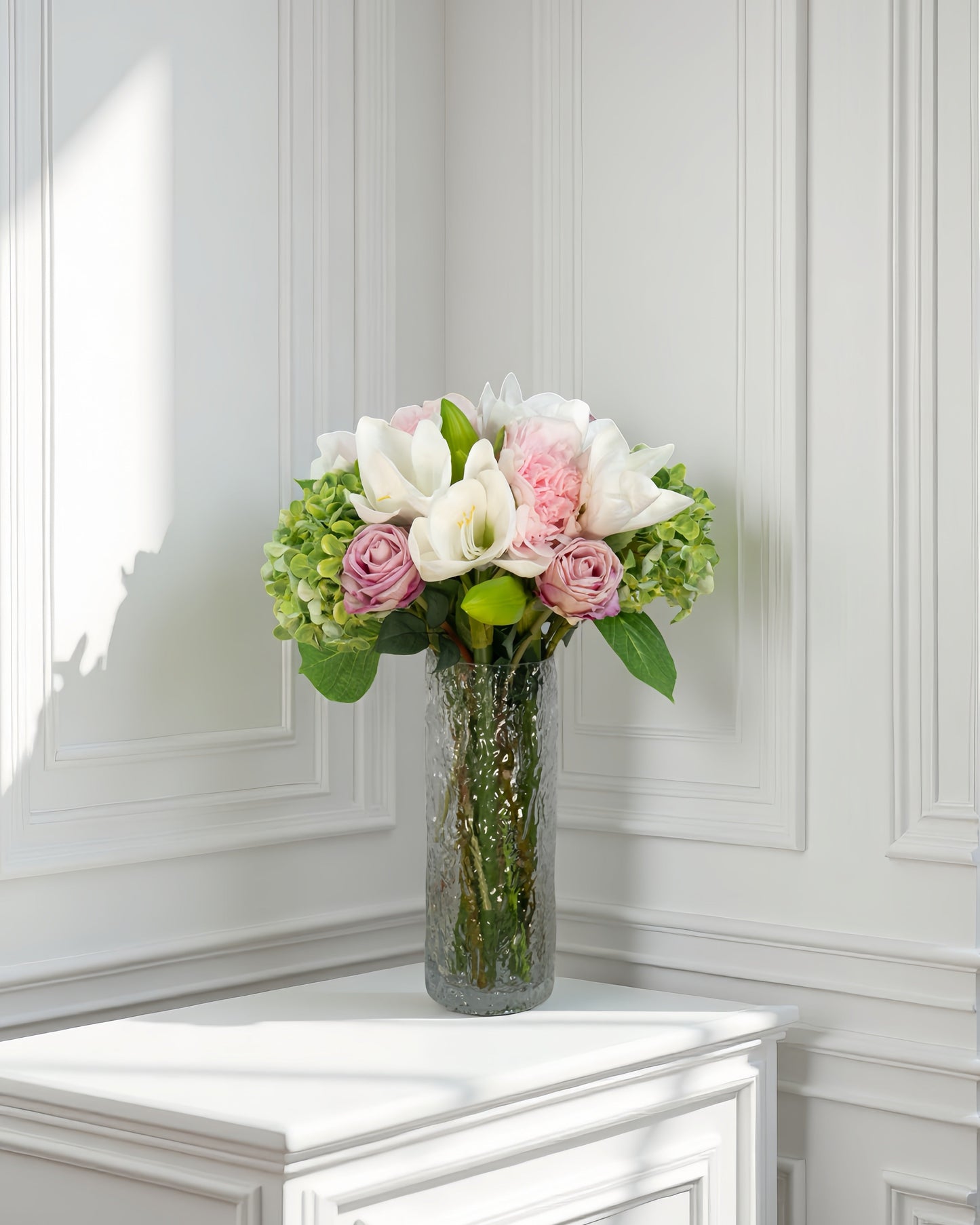 Spring Blush på bord i hjemmet – romantisk kunstig buket i grønne og rosa toner