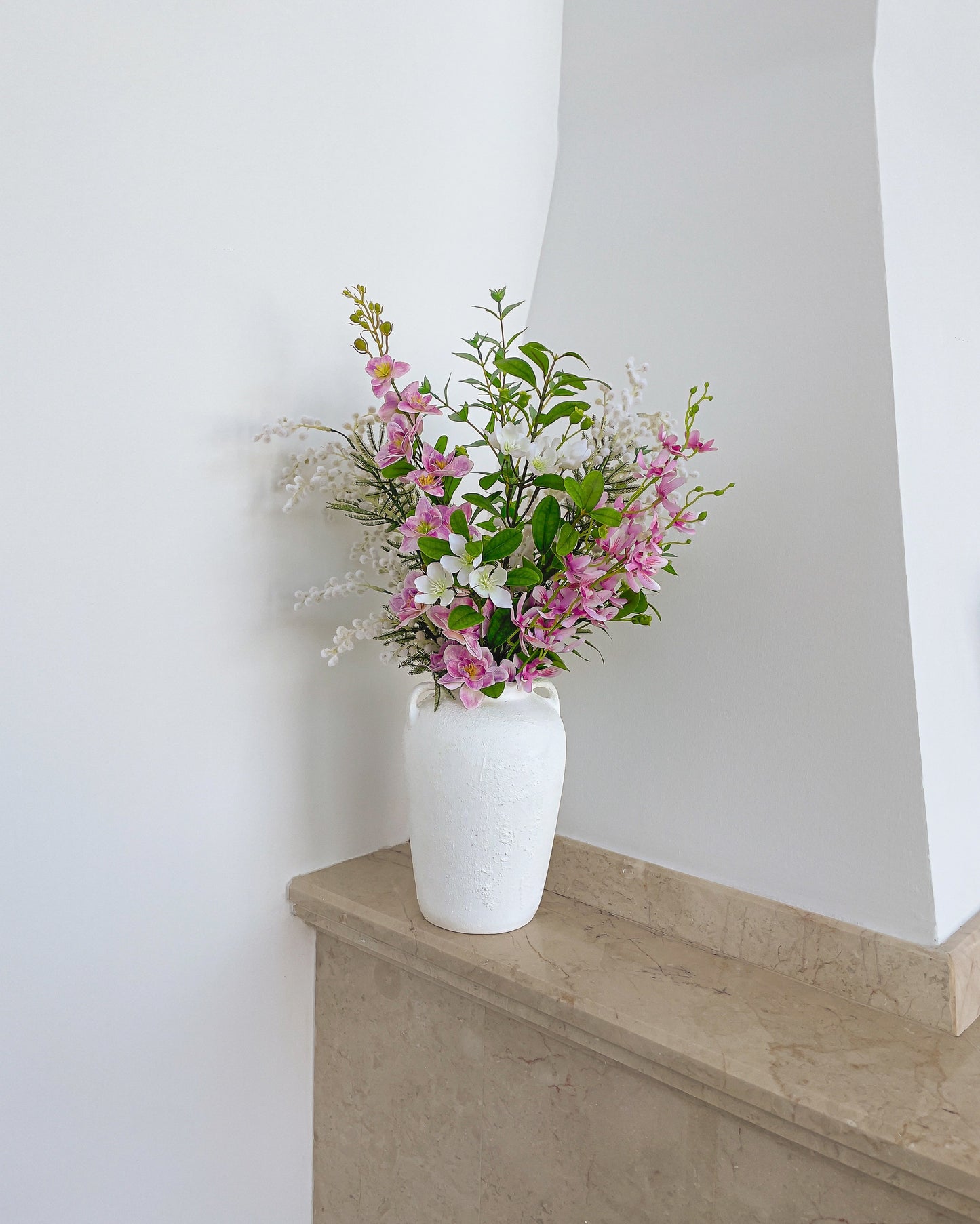 spring symphony – naturtro kunstig buket i pastelnuancer i hvid vase