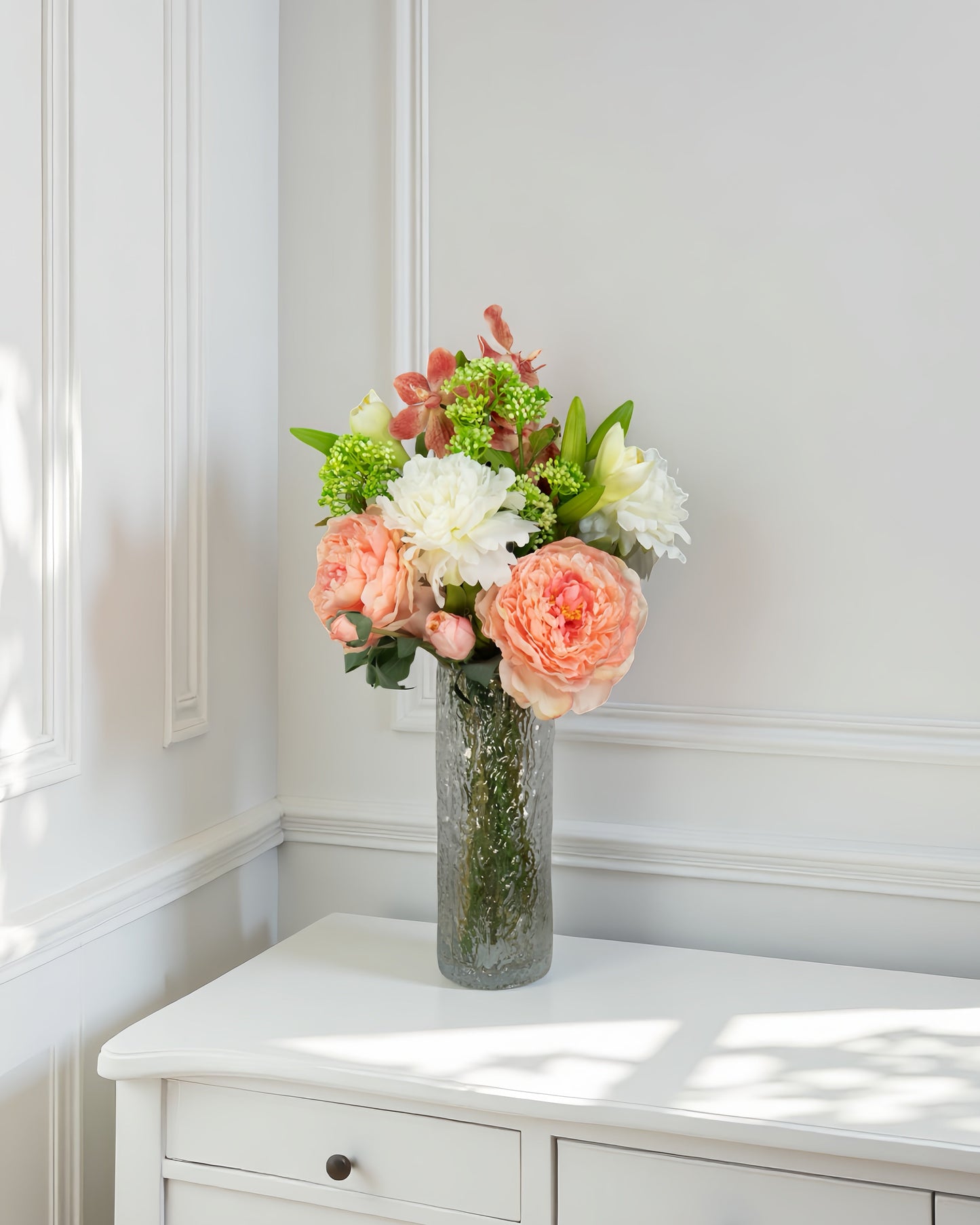 Sunrise Peony naturtro kunstig buket med coral/rosa pæon-bonderoser, hvide pæoner og grønne detaljer i nordisk hjem