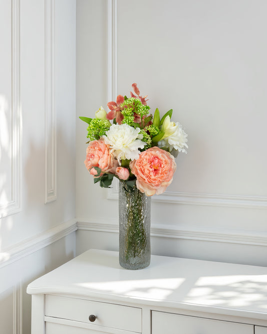 Sunrise Peony naturtro kunstig buket med coral/rosa pæon-bonderoser, hvide pæoner og grønne detaljer i nordisk hjem