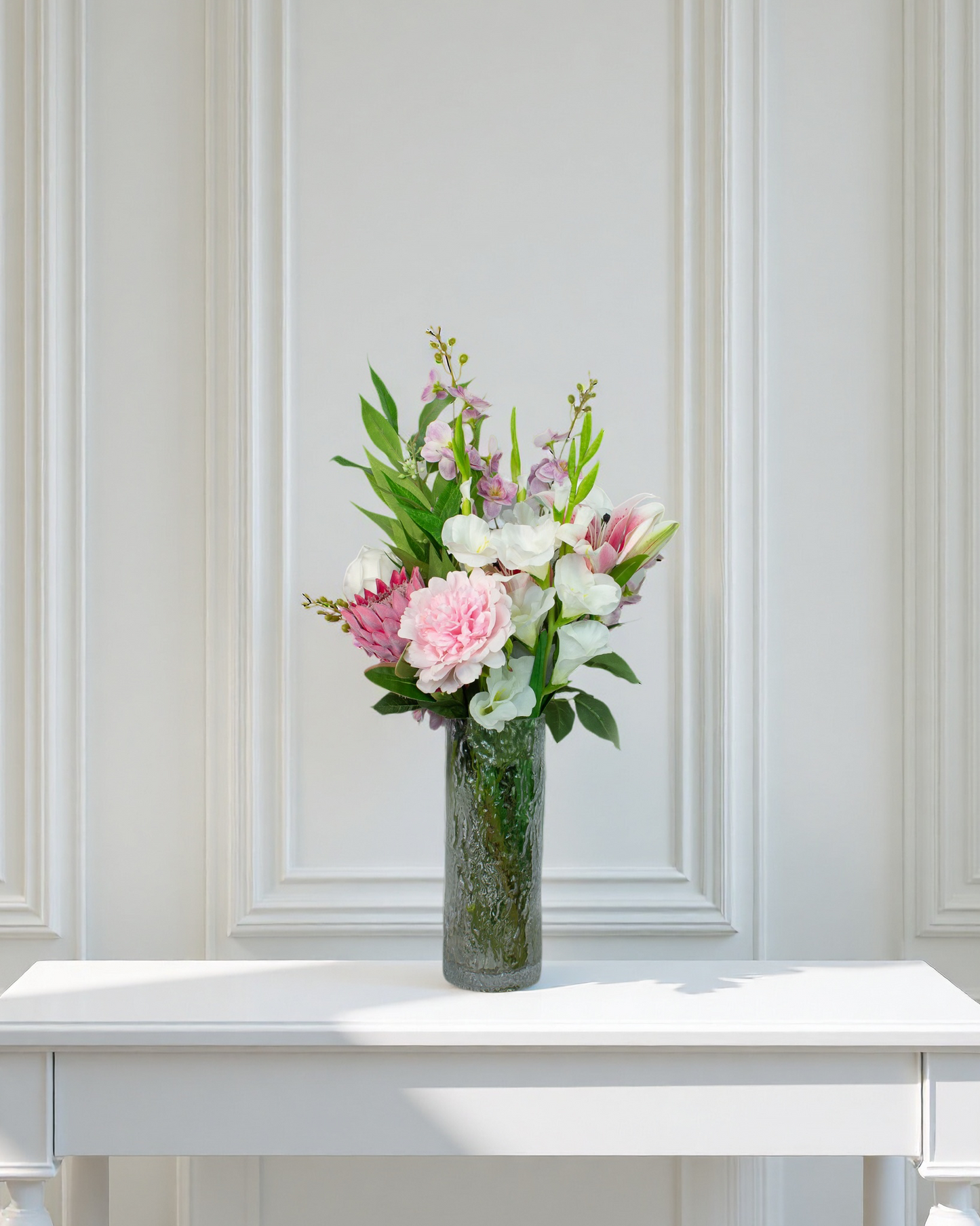 Sweet Blossom naturtro kunstig buket med lyserøde roser, pæon, kirsebærblomst, lilje, protea og eucalyptus i glasvase