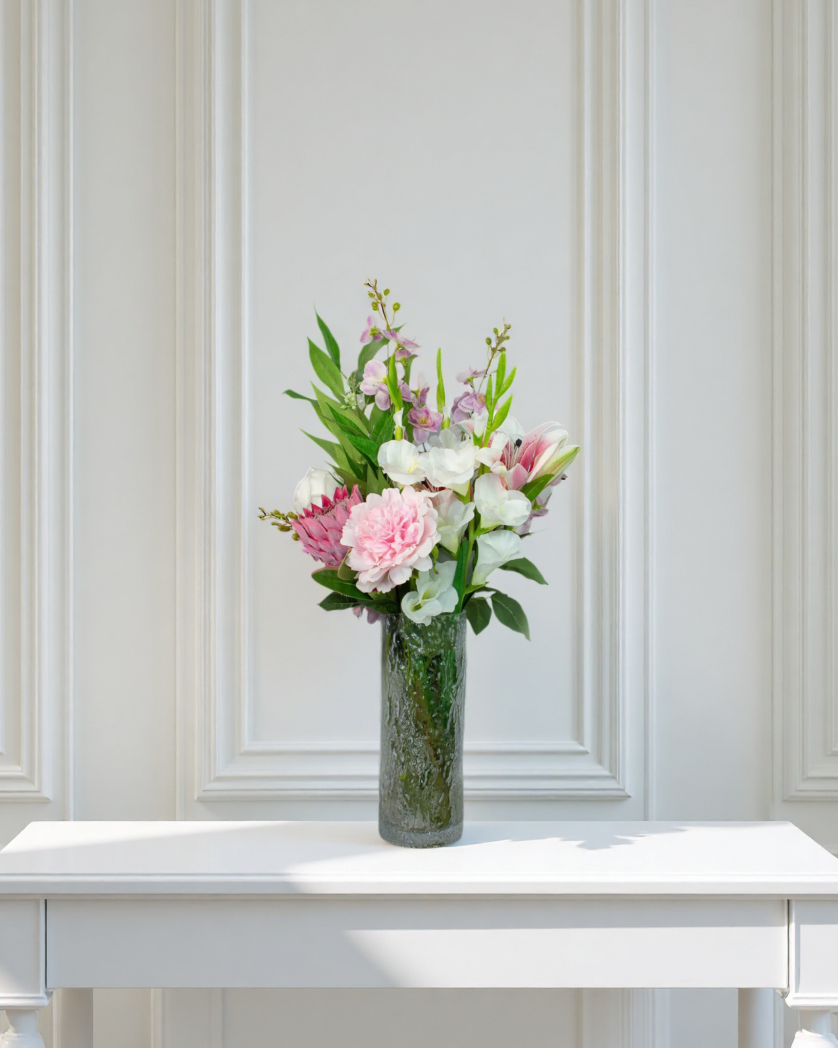 Sweet Blossom naturtro kunstig buket med lyserøde roser, pæon, kirsebærblomst, lilje, protea og eucalyptus i glasvase