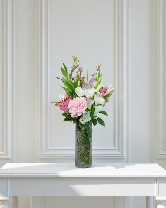 Sweet Blossom naturtro kunstig buket med lyserøde roser, pæon, kirsebærblomst, lilje, protea og eucalyptus i glasvase