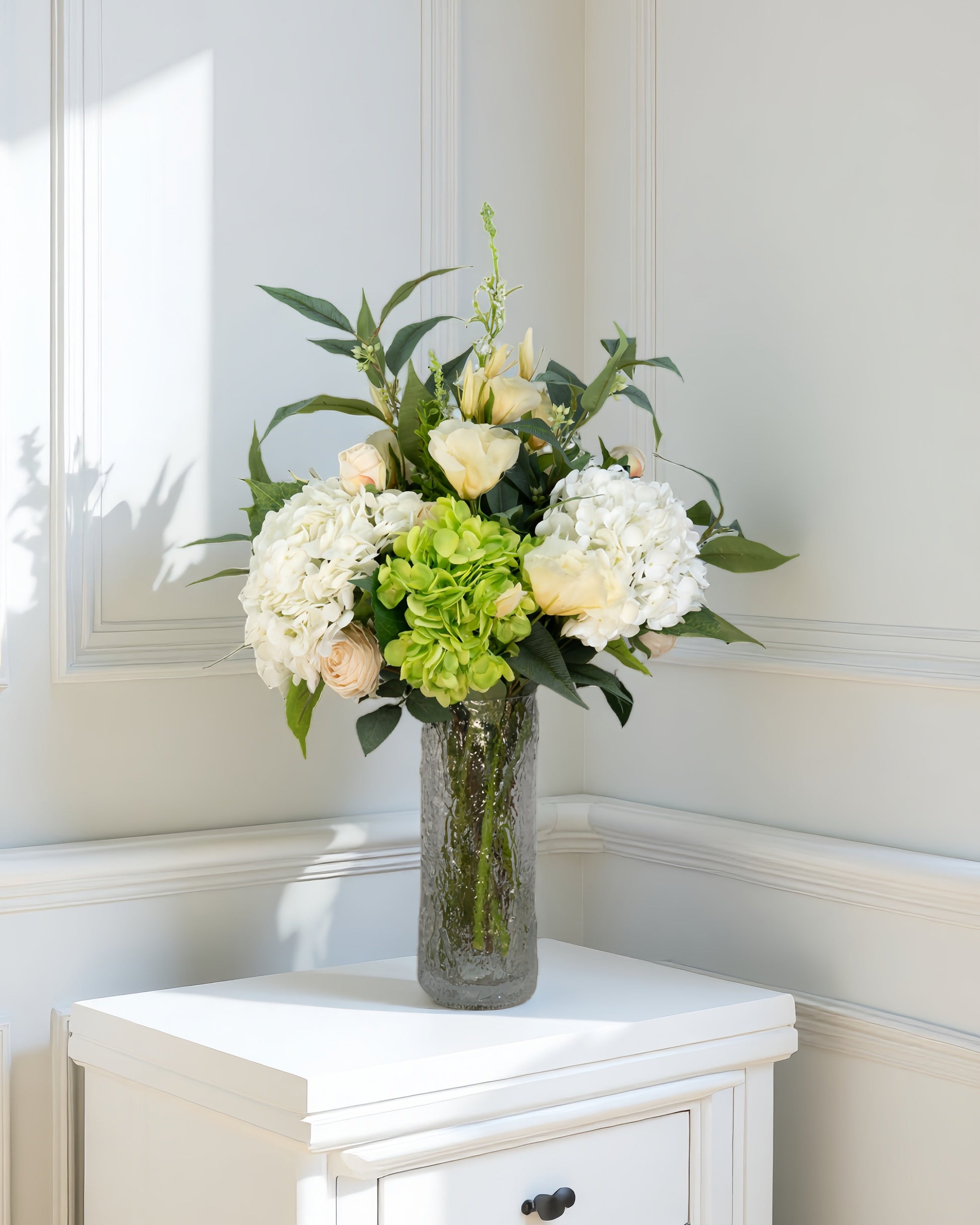 Vanilla Cloud i hjemmet – elegant hvid og grøn kunstig buket i nordisk stil