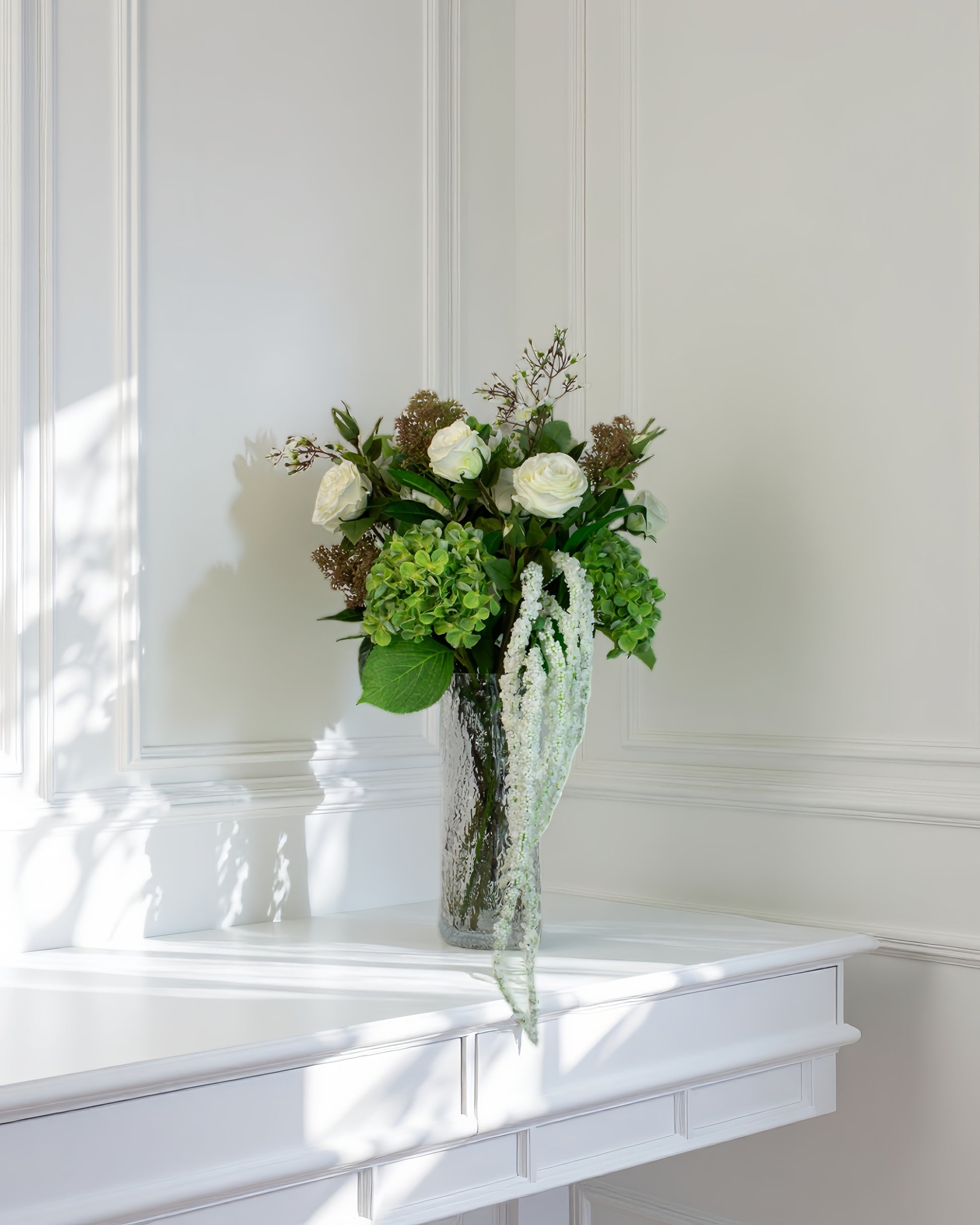 Whitewood – naturtro kunstig buket med hvide roser, grøn hortensia og hængende amaranthus i høj vase