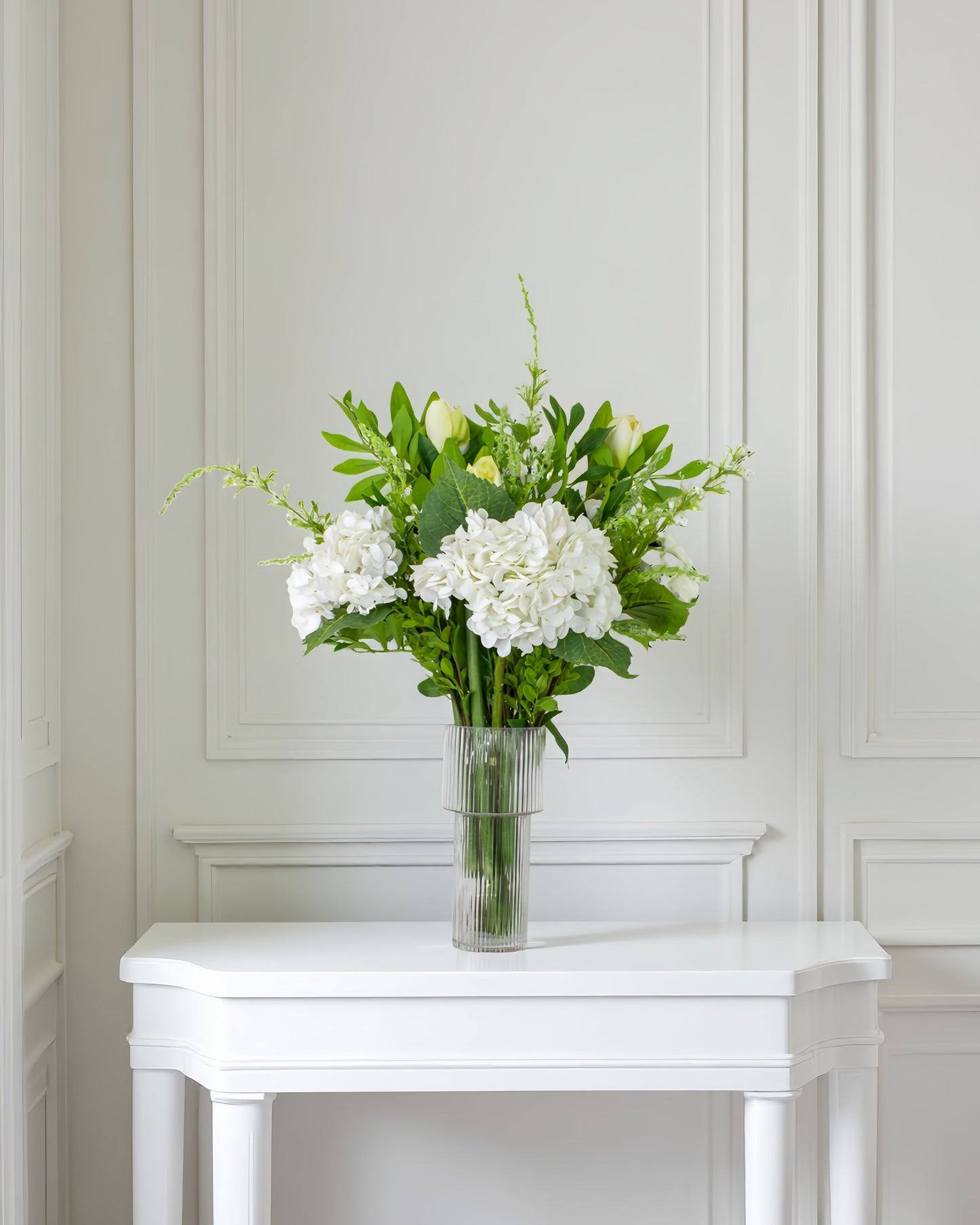 Fjord Bloom – naturtro kunstig buket i vase på bord