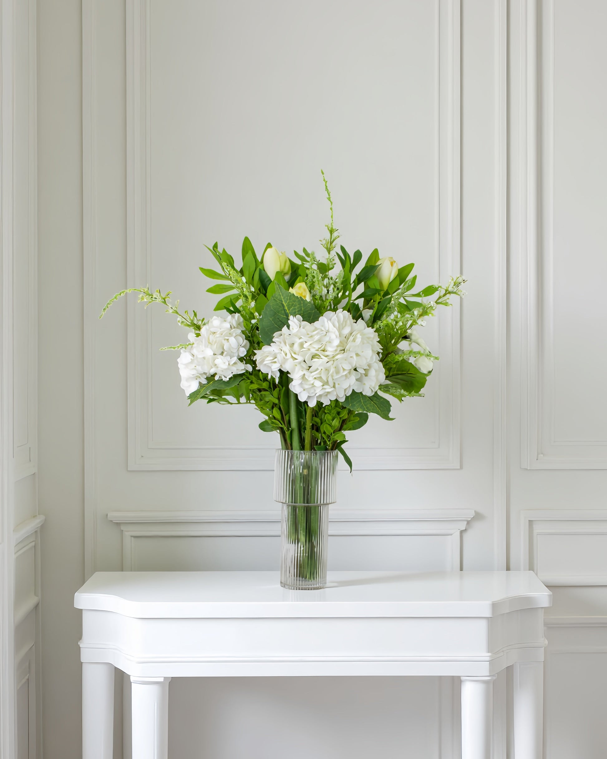 Fjord Bloom – naturtro kunstig buket i vase på bord