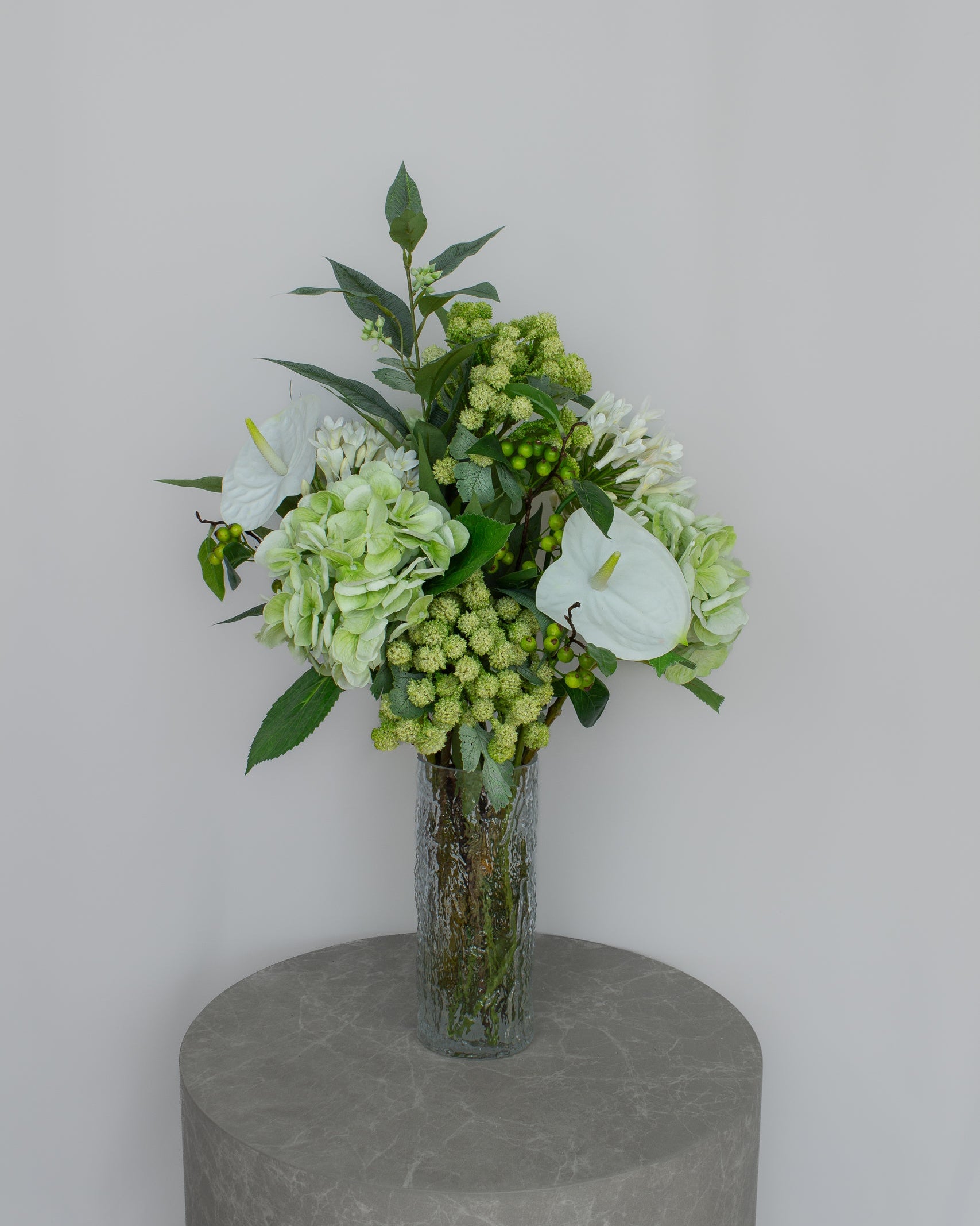 Garden Dream håndlavet kunstig buket i grønne og hvide nuancer med hortensia og snebollegrene
