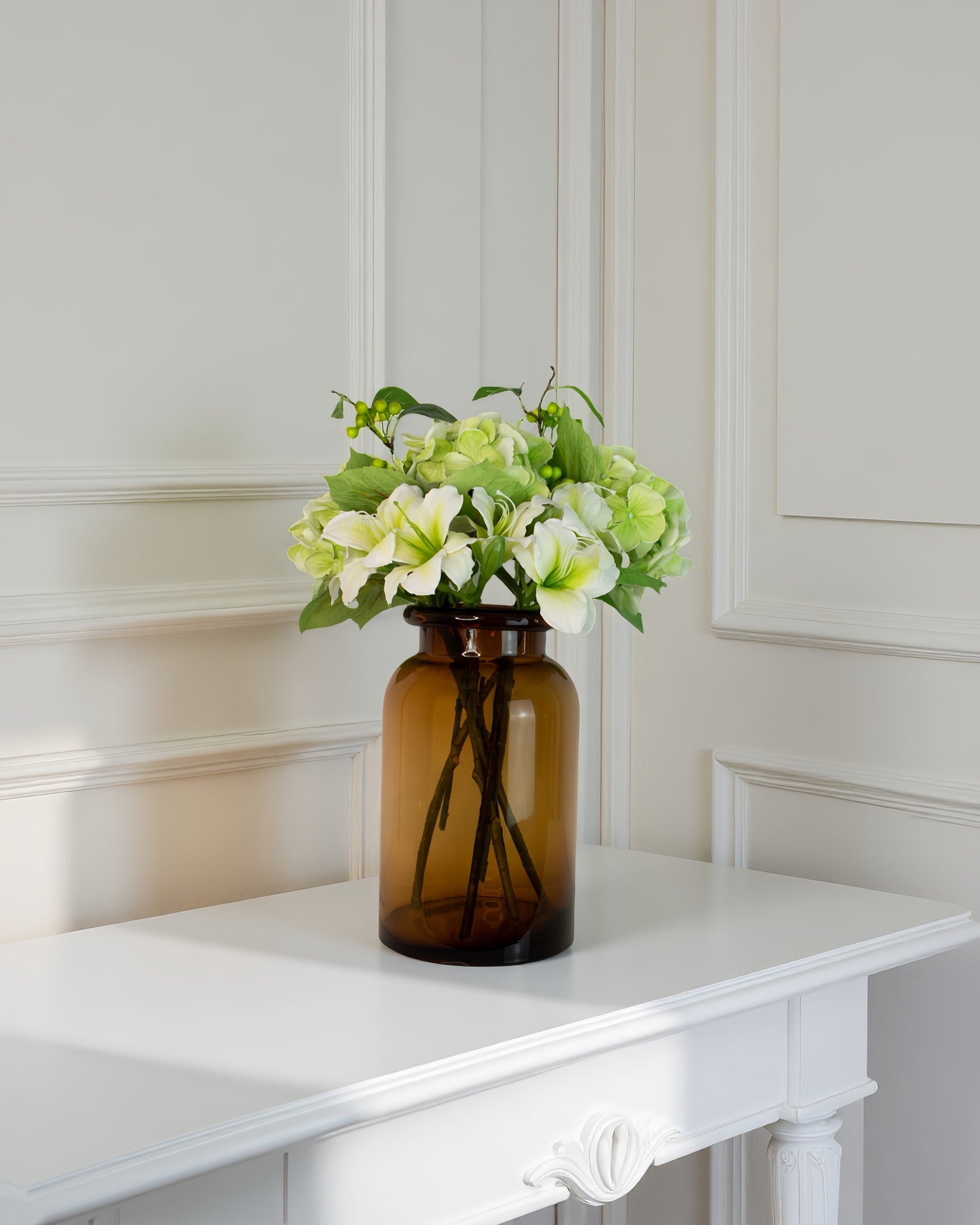 golden harmony – naturtro kunstig buket med hortensia, dagliljer og vinterbær i ravfarvet vase