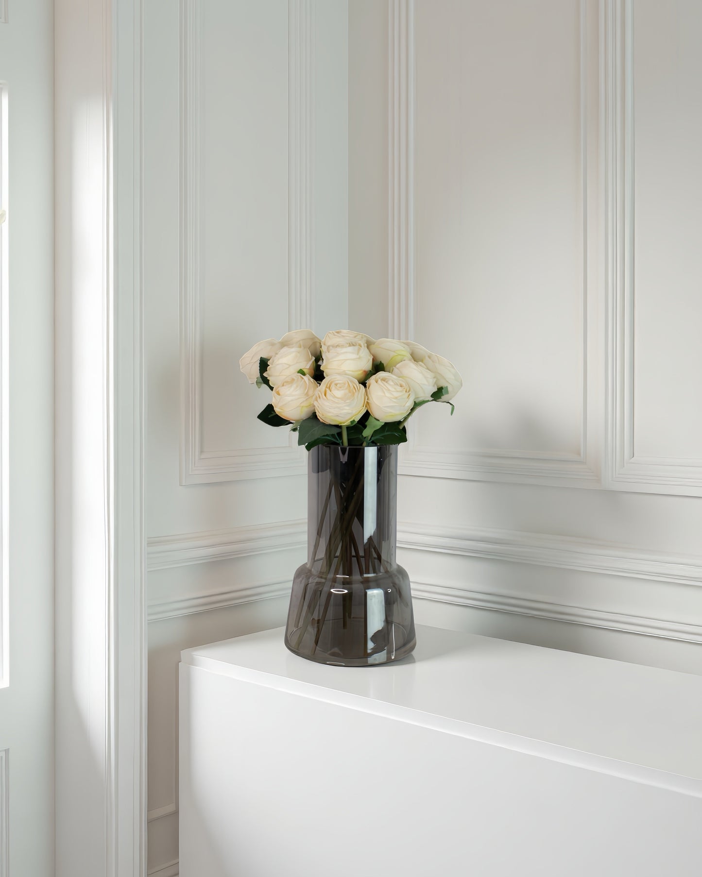 kunstige hvide roser i et lyst nordisk miljø