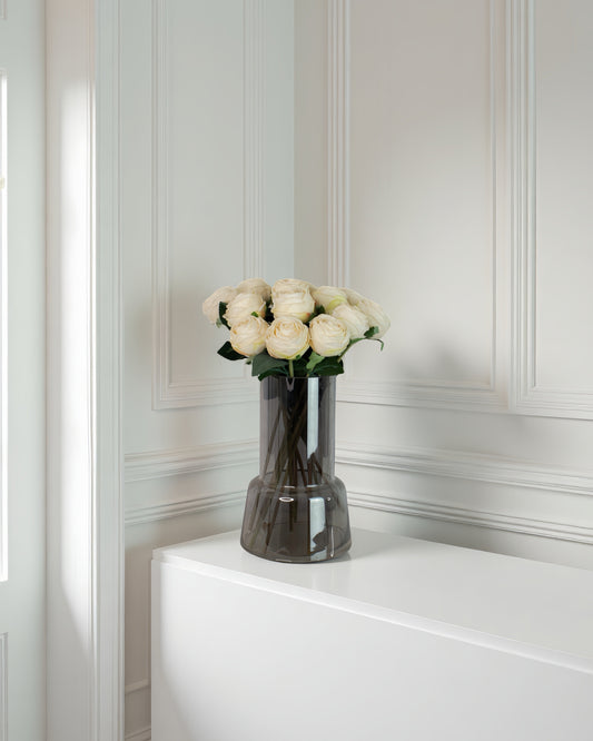 kunstige hvide roser i et lyst nordisk miljø