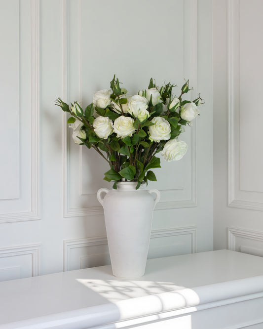 hvide roser – kunstig buket i vase på konsolbord