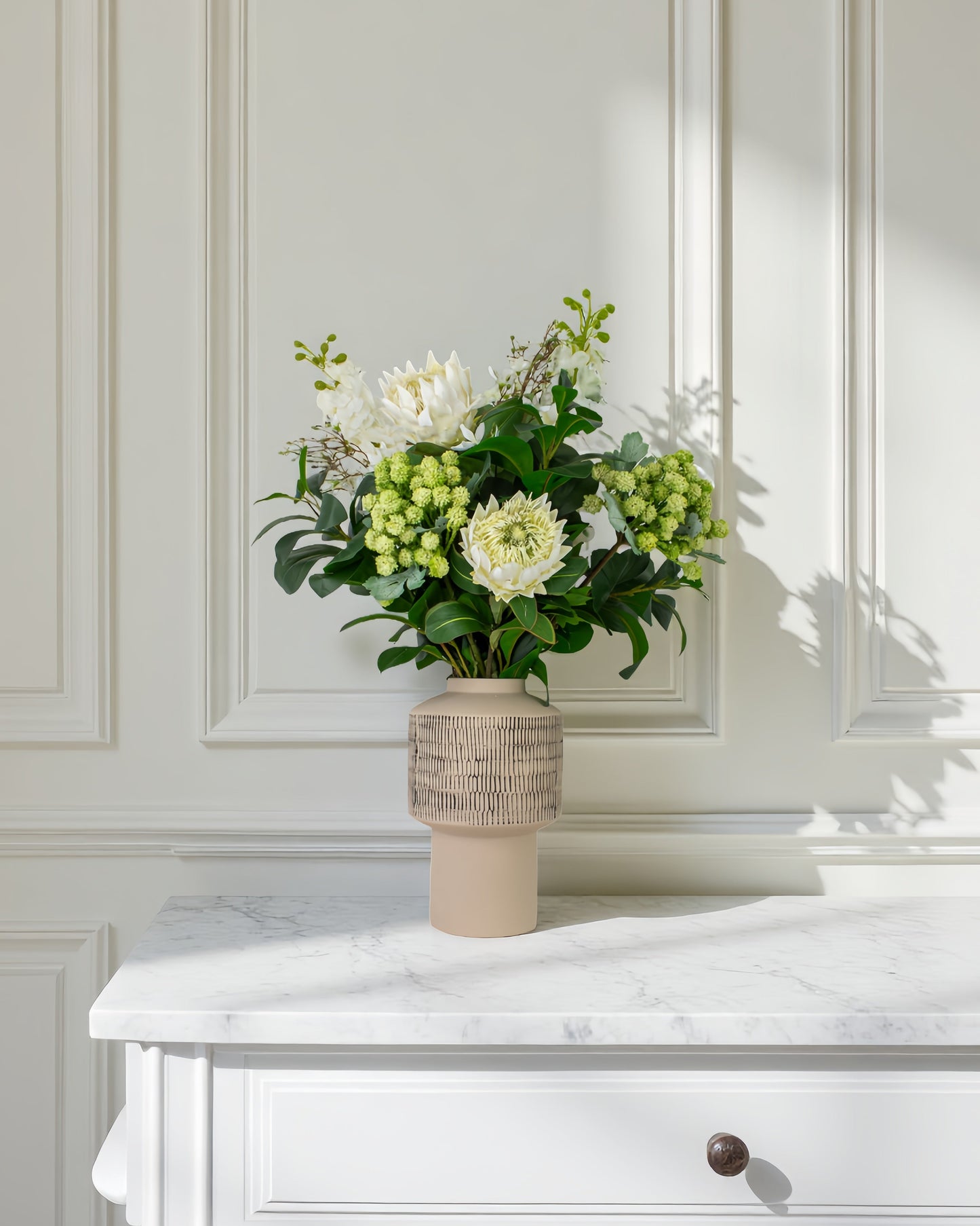 jungle muse – kunstig buket i vase på konsolbord